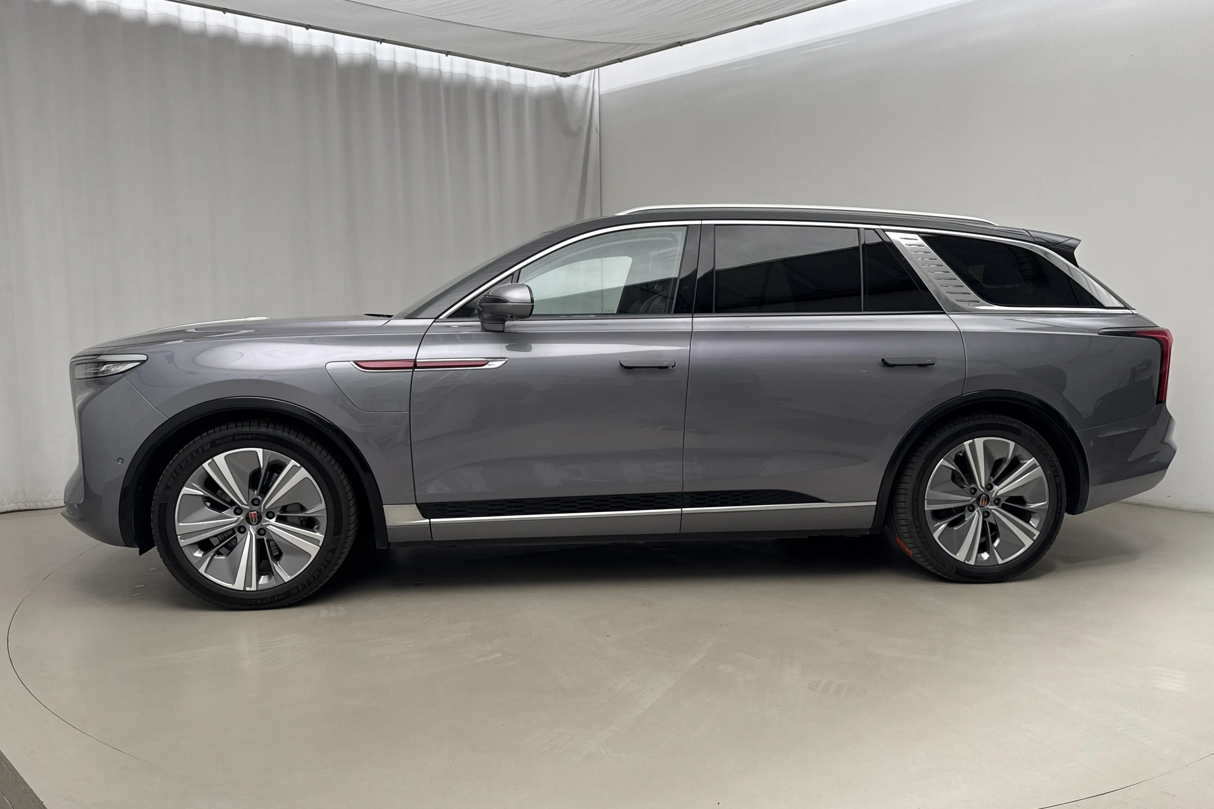 Presentation photo 2 of 26: Hongqi E-HS9 99kWh (551hk) - 53 250 km - Automatic - gray - 2023