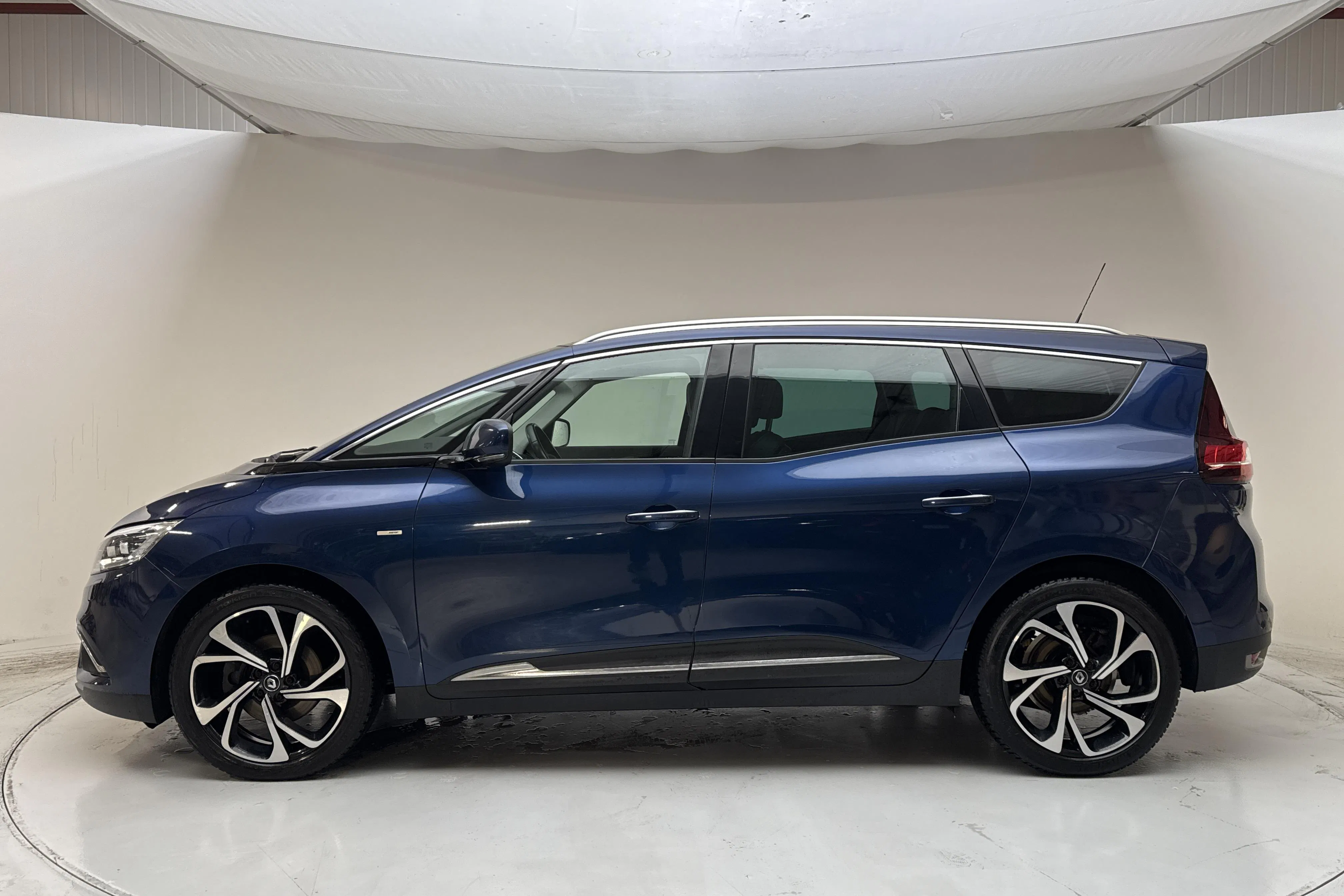 Presentation photo 2 of 13: Renault Grand Scénic 1.5 dCi (110hk) - 104 960 km - Automatic - blue - 2017