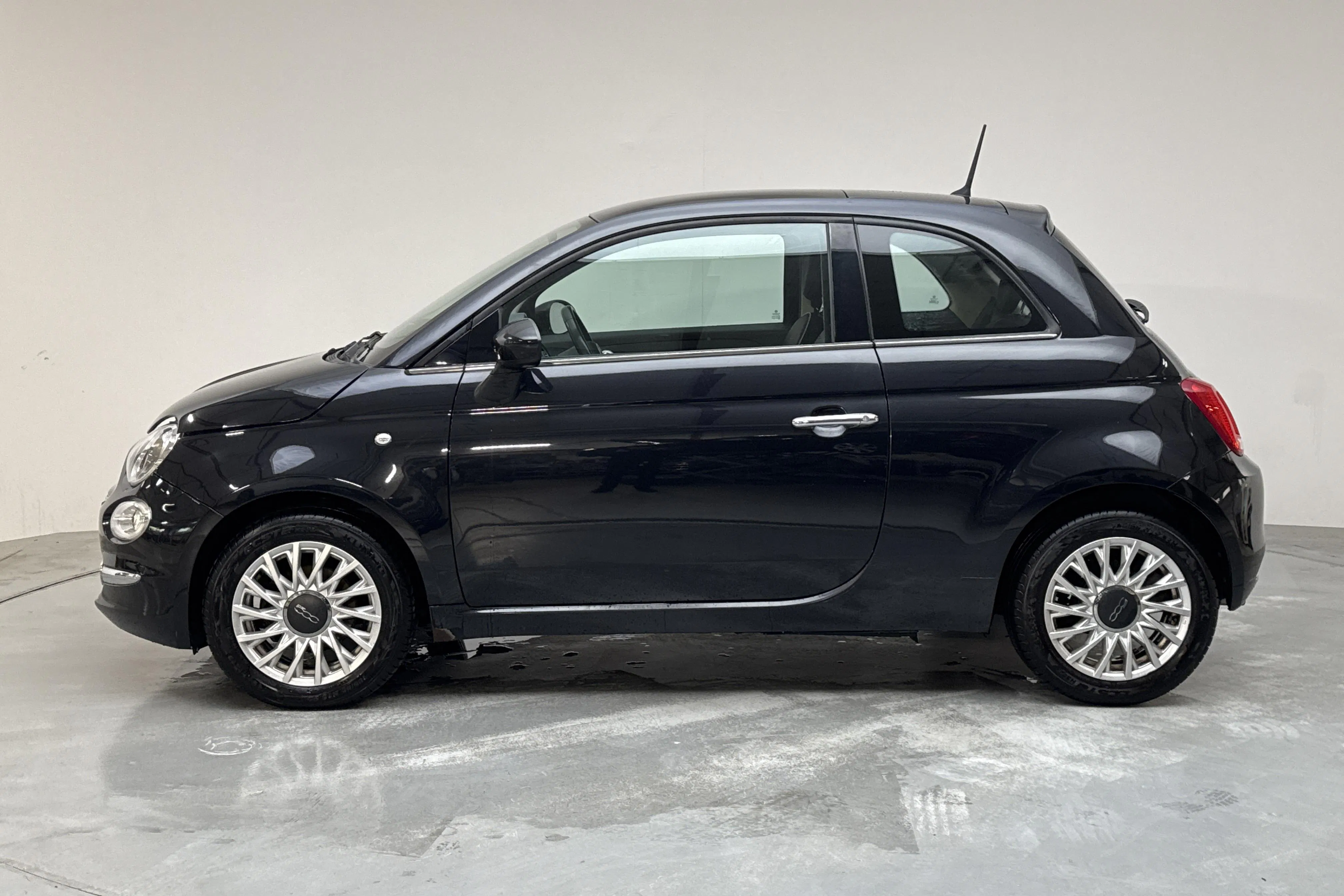 Presentationsfoto 2 av 12: Fiat 500 1.2 (69hk) - 10 235 mil - Manuell - svart - 2015
