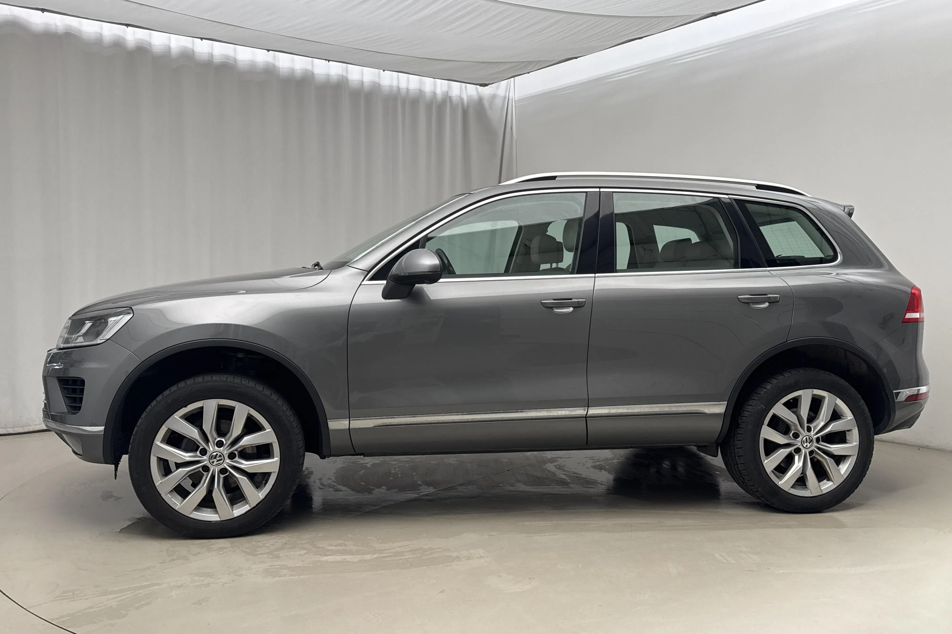 Presentationsfoto 2 av 20: VW Touareg 3.0 TDI BlueMotion Technology (262hk) - 22 214 mil - Automat - grå - 2015
