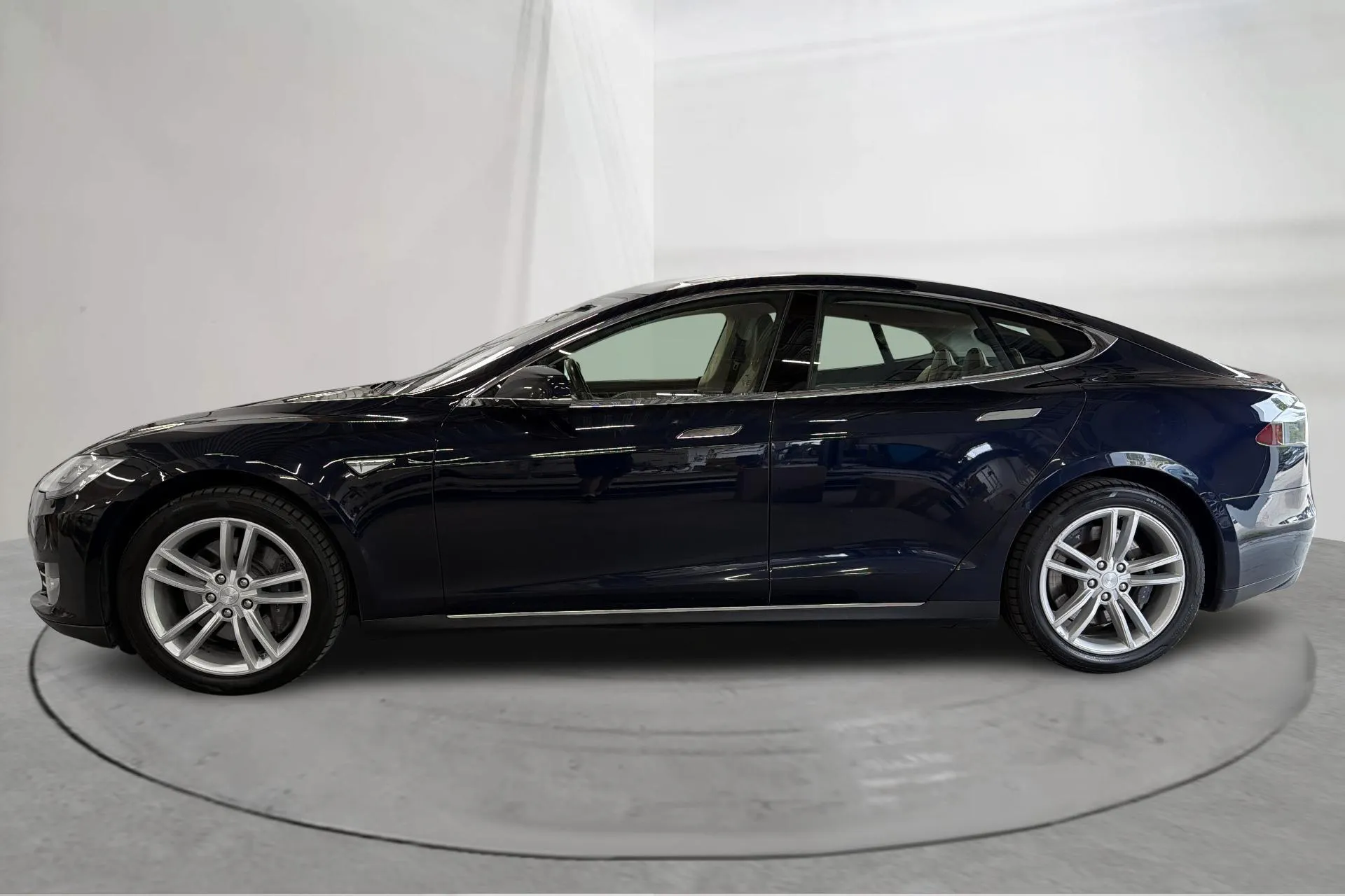 Presentationsfoto 2 av 21: Tesla Model S 85 - 24 037 mil - Automat - blå - 2014