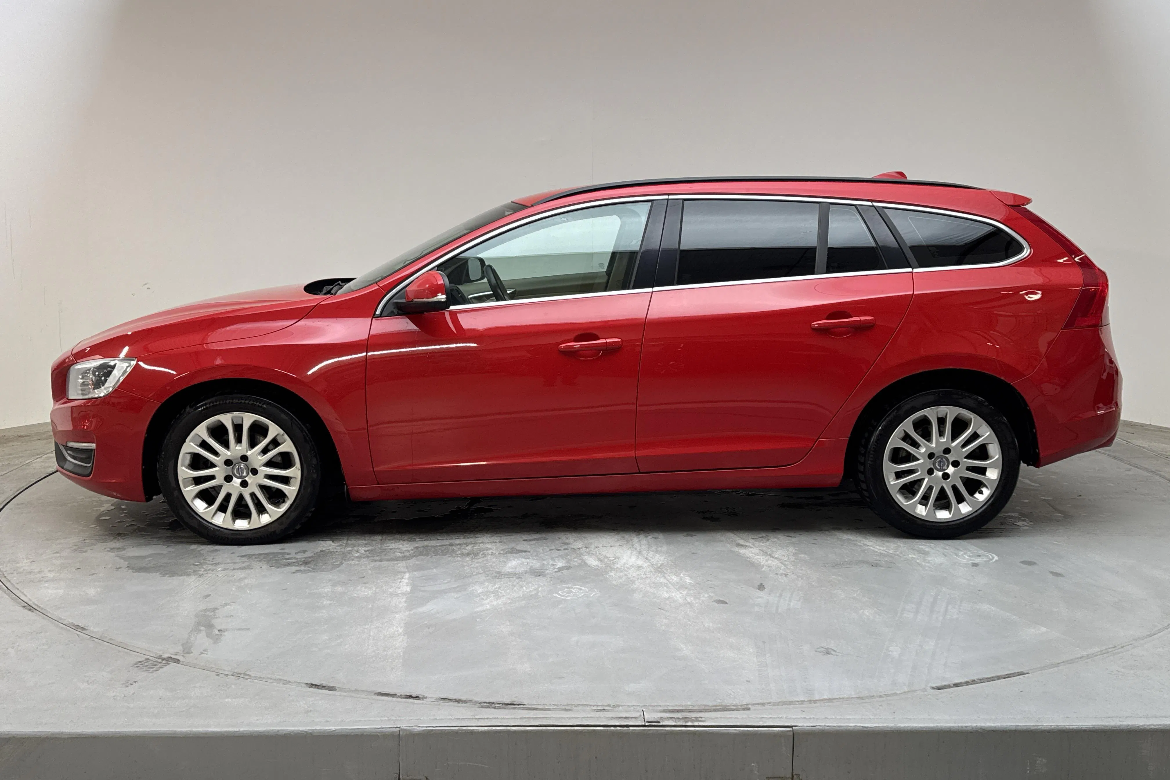 Presentationsfoto 2 av 14: Volvo V60 D4 (181hk) - 27 753 mil - Automat - röd - 2015