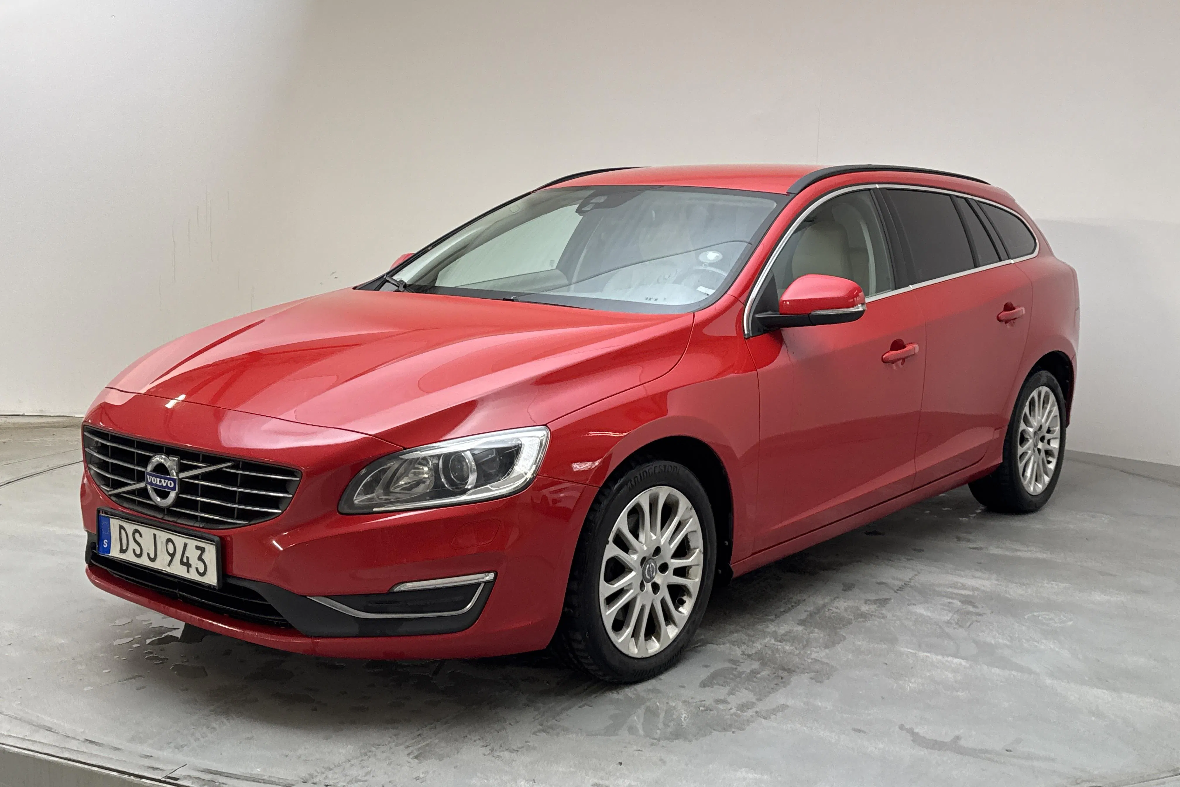 Presentationsfoto 1 av 14: Volvo V60 D4 (181hk) - 27 753 mil - Automat - röd - 2015
