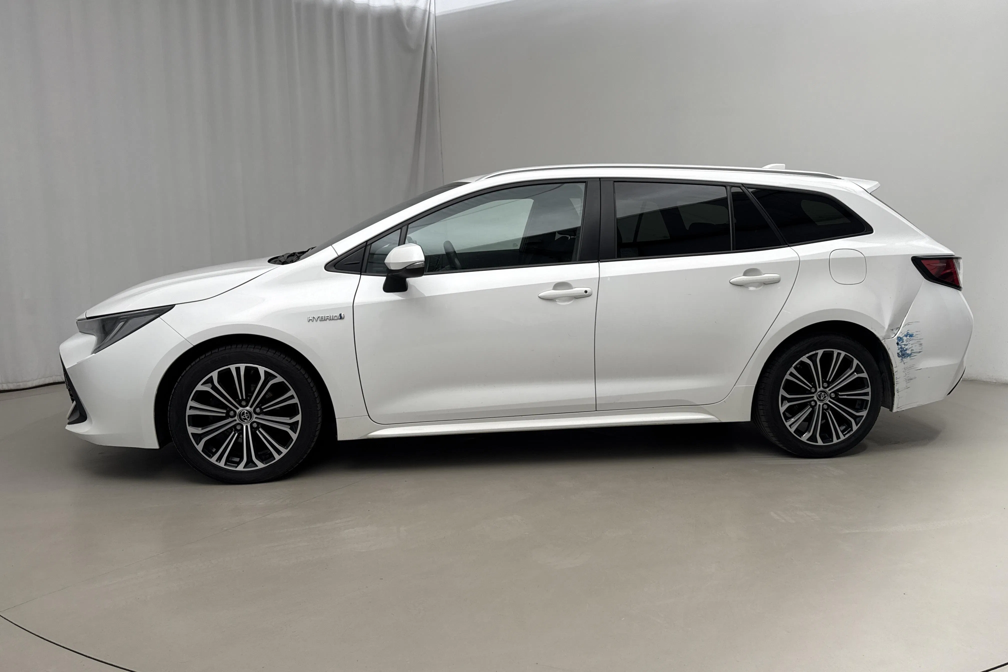 Presentation photo 2 of 17: Toyota Corolla 1.8 Hybrid Touring Sports (122hk) - 154 410 km - Automatic - white - 2019