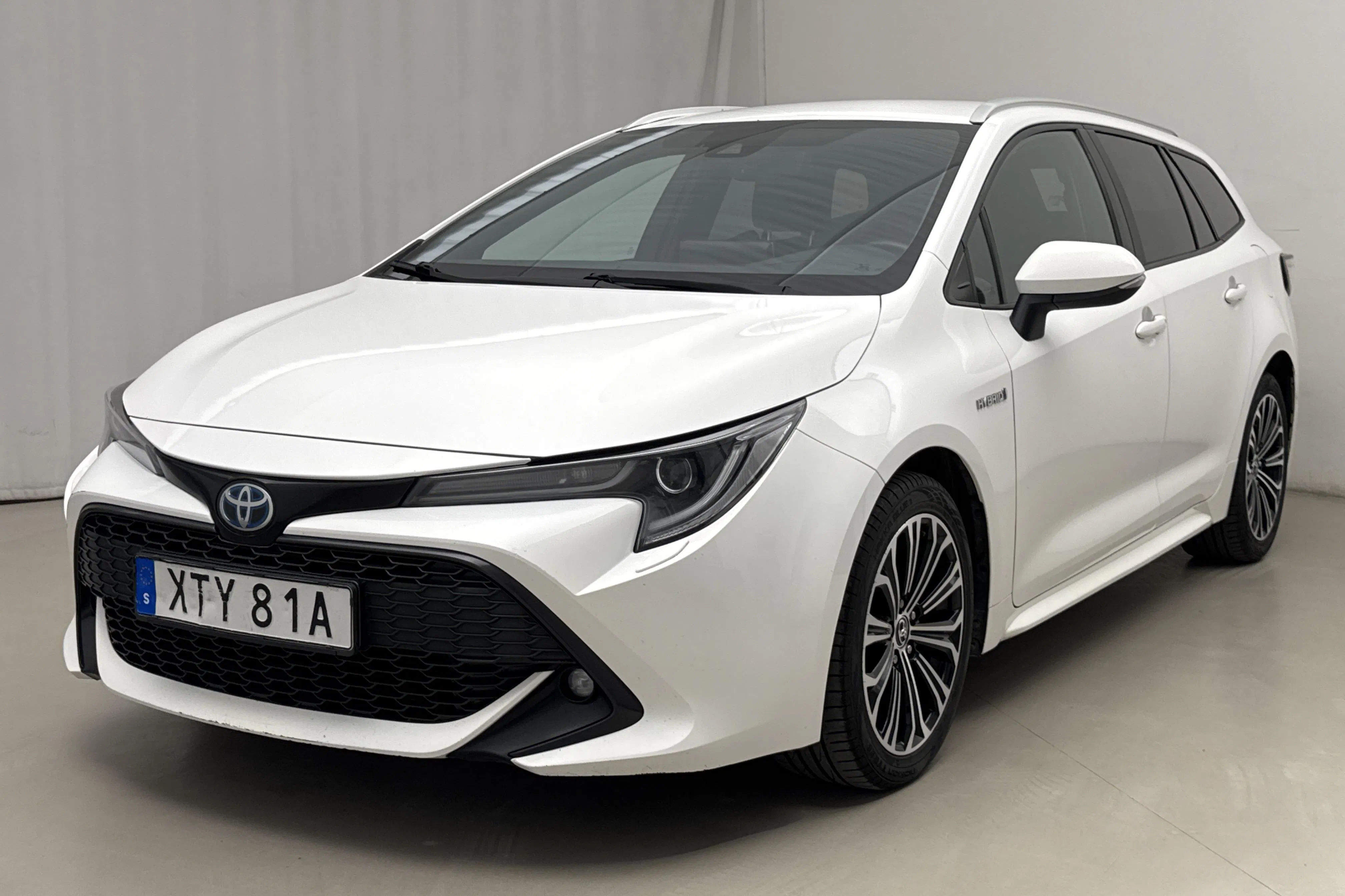Presentation photo 1 of 17: Toyota Corolla 1.8 Hybrid Touring Sports (122hk) - 154 410 km - Automatic - white - 2019