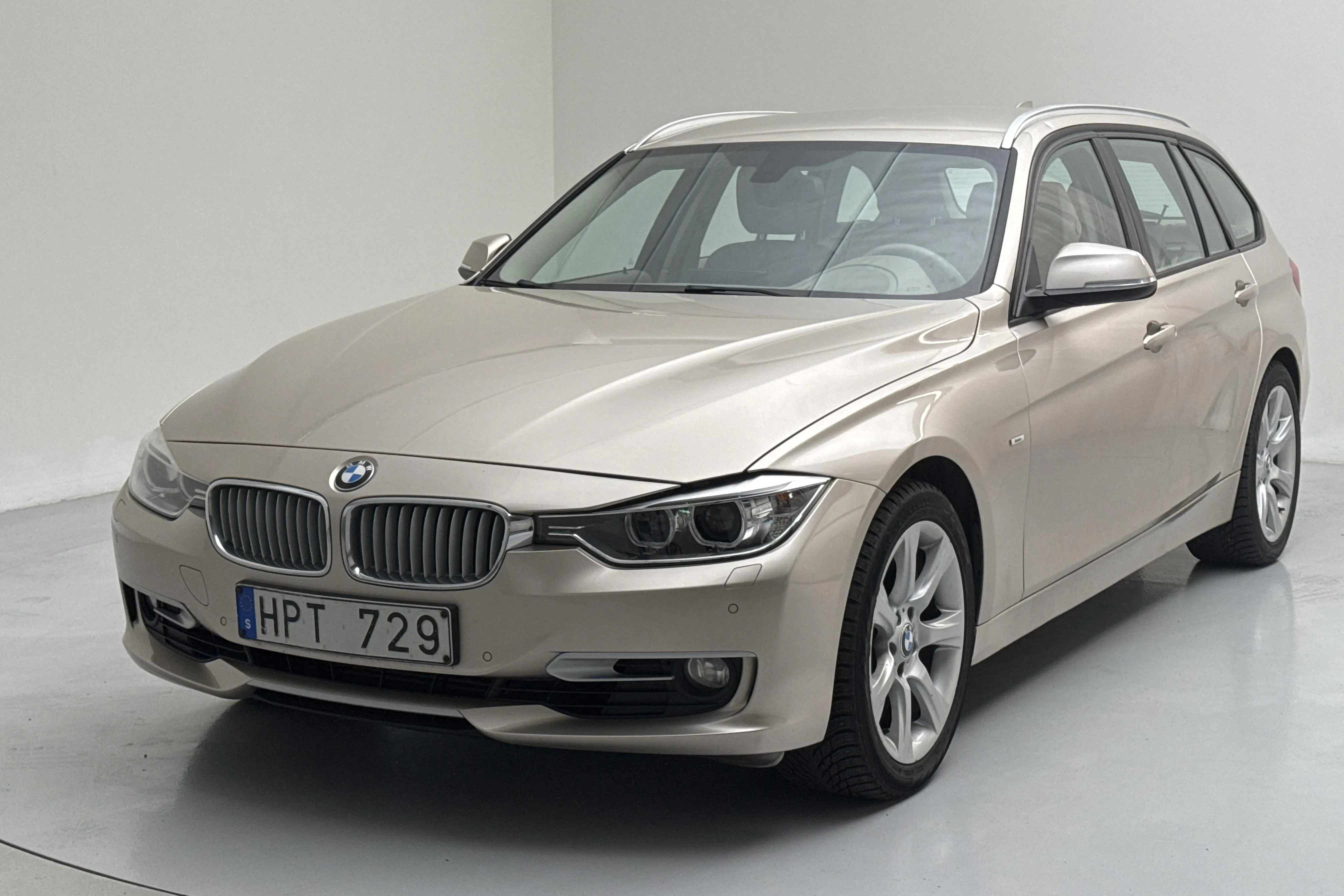 Presentationsfoto 1 av 14: BMW 330d xDrive Touring, F31 (258hk) - 22 503 mil - Automat - silver - 2013