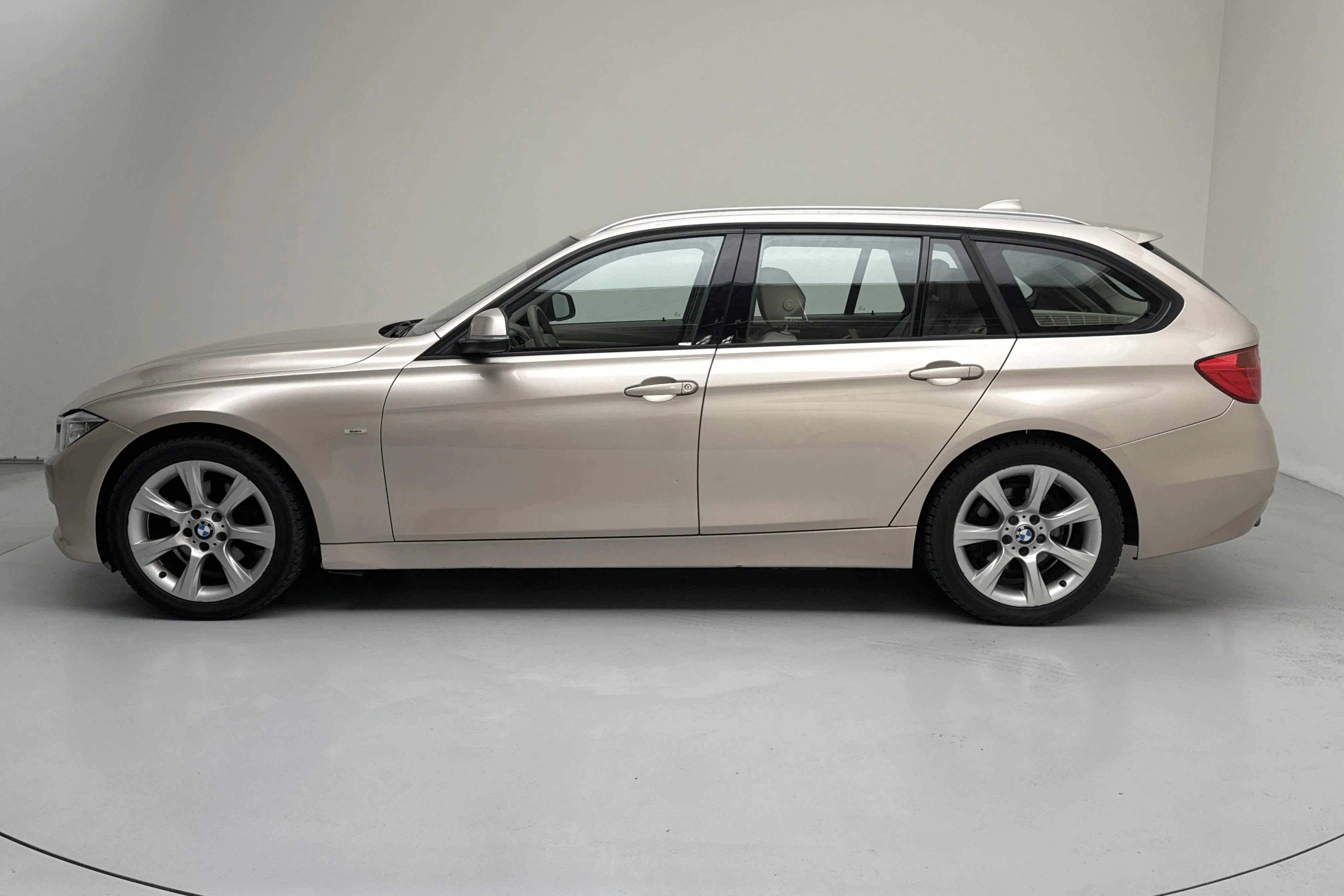 Presentationsfoto 2 av 14: BMW 330d xDrive Touring, F31 (258hk) - 22 503 mil - Automat - silver - 2013