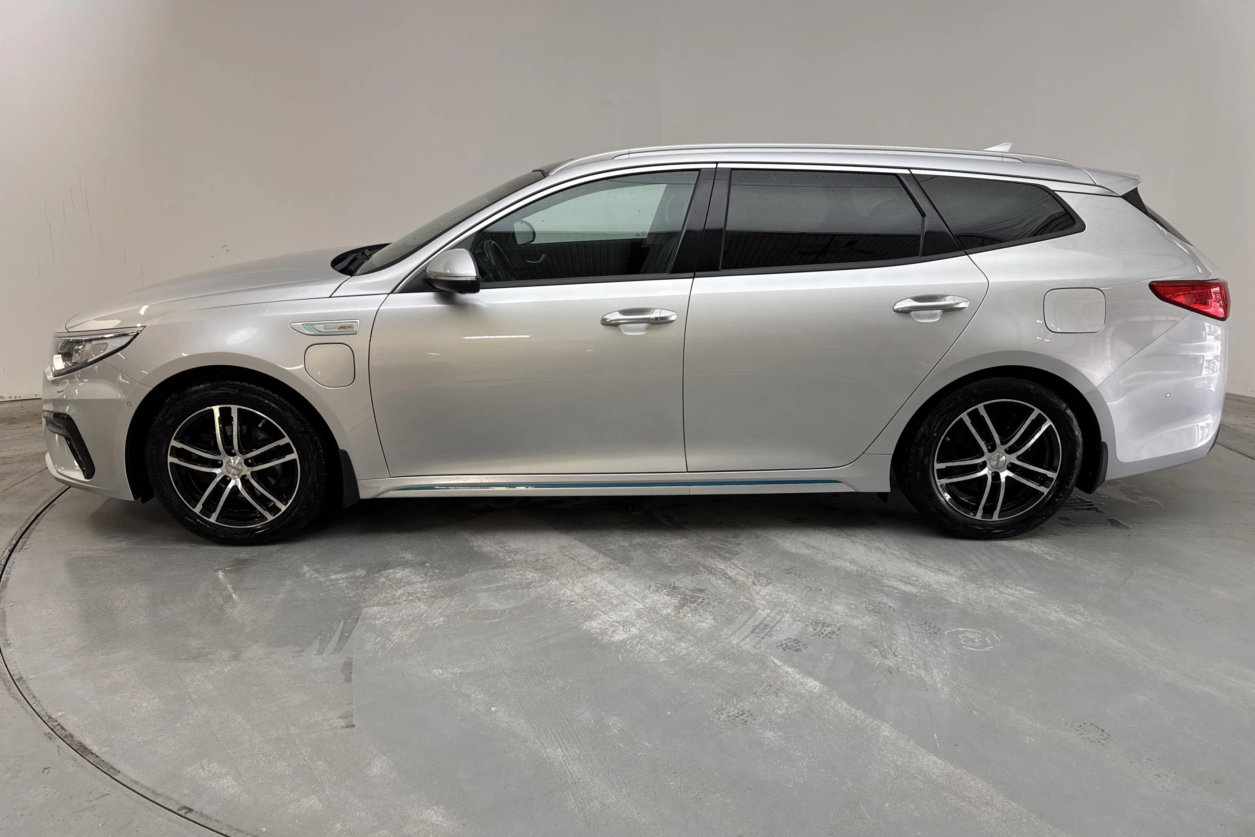Presentationsfoto 2 av 18: KIA Optima 2.0 GDi Plug-in Hybrid SW (205hk) - 13 347 mil - Automat - grå - 2019