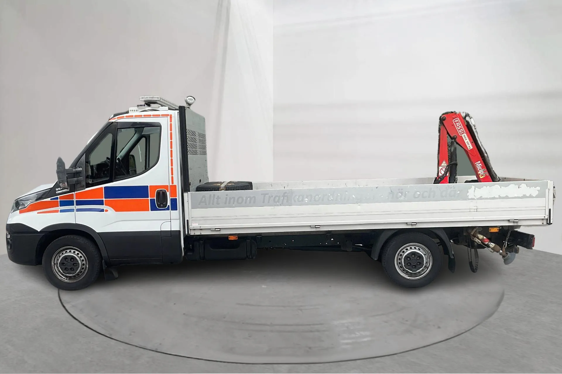 Presentationsfoto 2 av 25: Iveco DAILY 35S17 A8 med kran - 206 892 km - Automat - vit - 2016