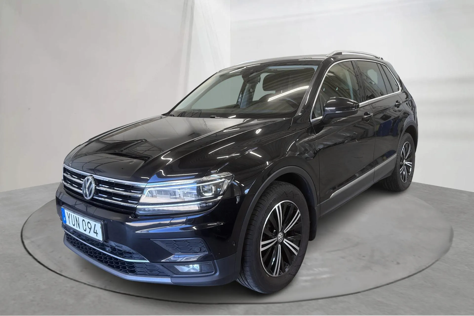 Presentationsfoto 1 av 15: VW Tiguan 2.0 TDI 4MOTION (190hk) - 13 083 mil - Automat - svart - 2019