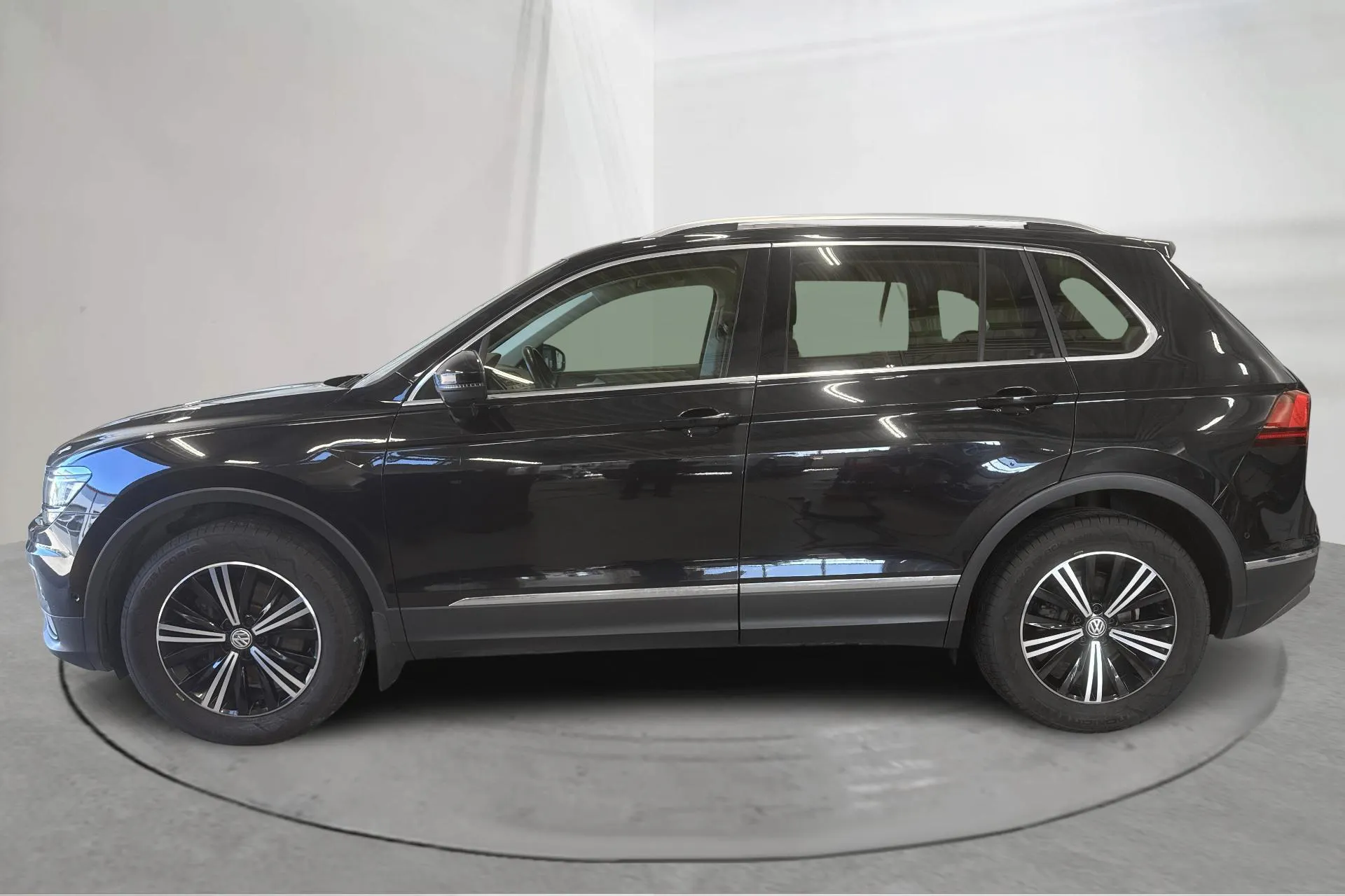 Presentationsfoto 2 av 15: VW Tiguan 2.0 TDI 4MOTION (190hk) - 13 083 mil - Automat - svart - 2019