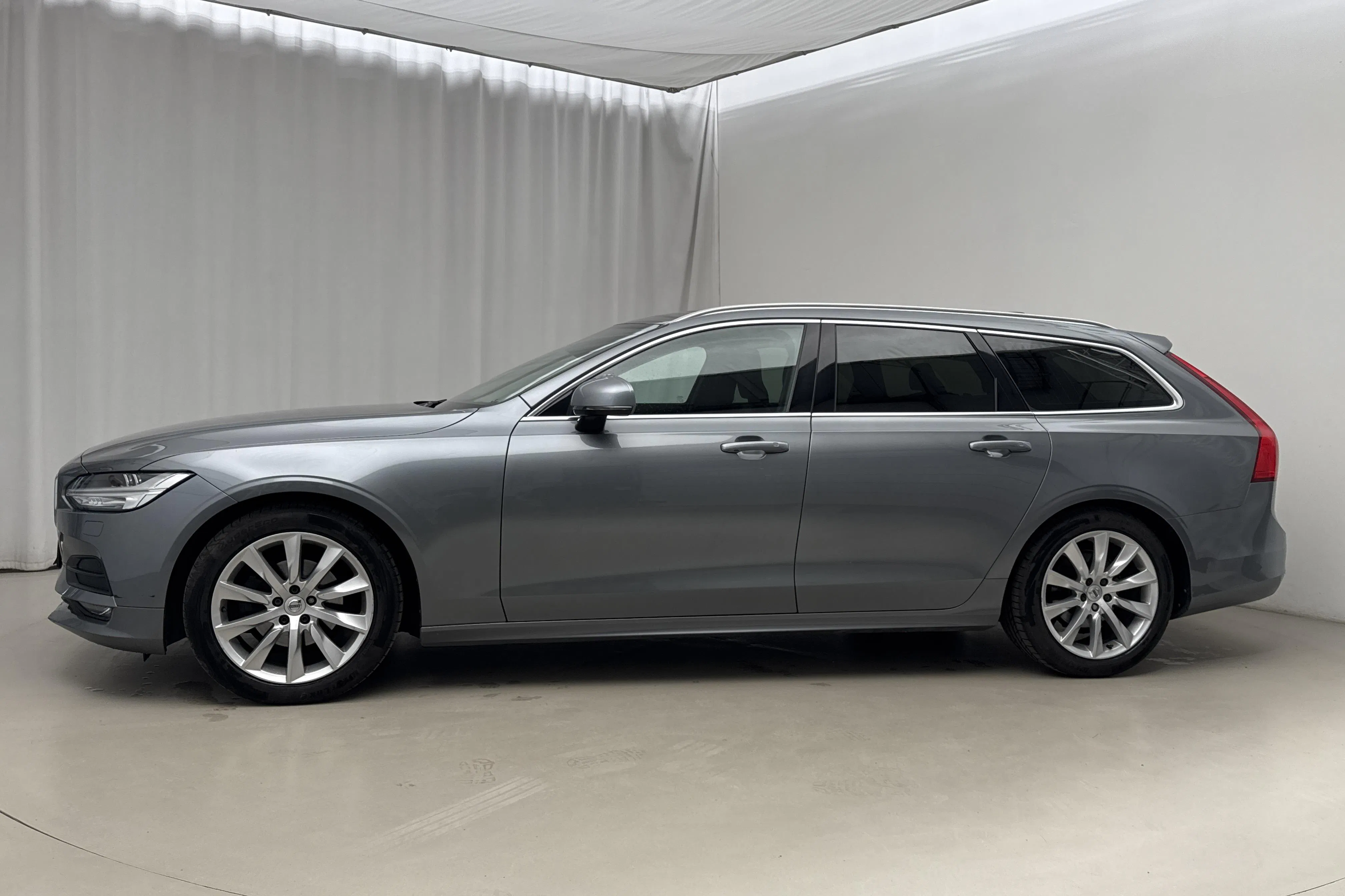 Presentationsfoto 2 av 20: Volvo V90 D4 (190hk) - 11 193 mil - Automat - grå - 2019