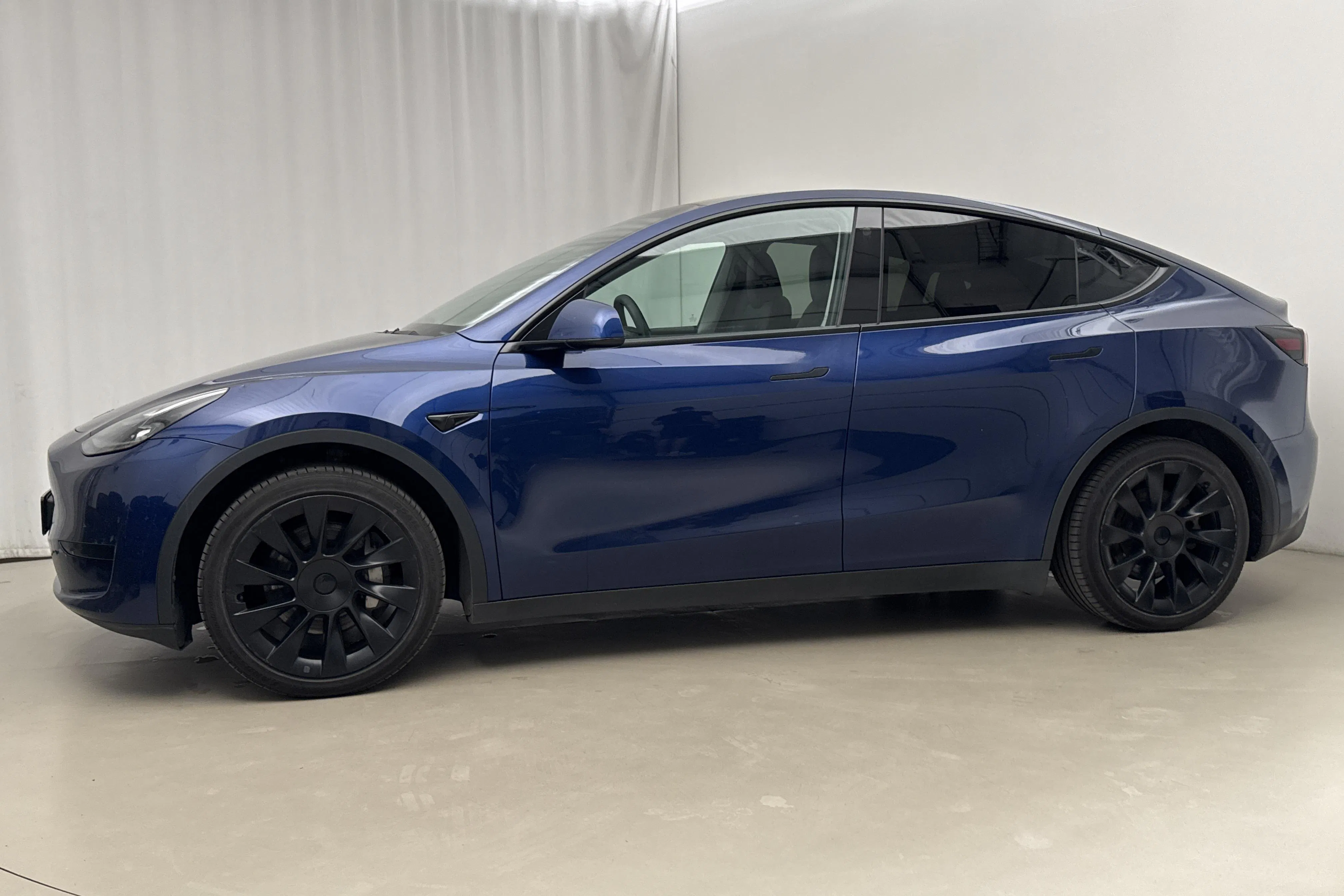 Presentationsfoto 2 av 21: Tesla Model Y RWD - 11 545 mil - Automat - blå - 2023