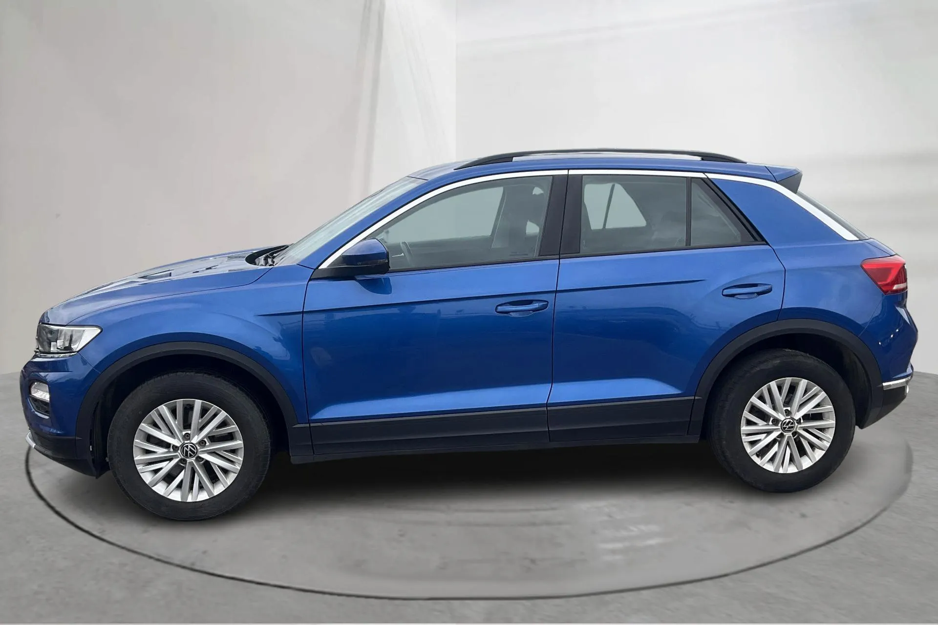 Presentationsfoto 2 av 14: VW T-Roc 2.0 TDI 4MOTION (150hk) - 13 098 mil - Automat - blå - 2021
