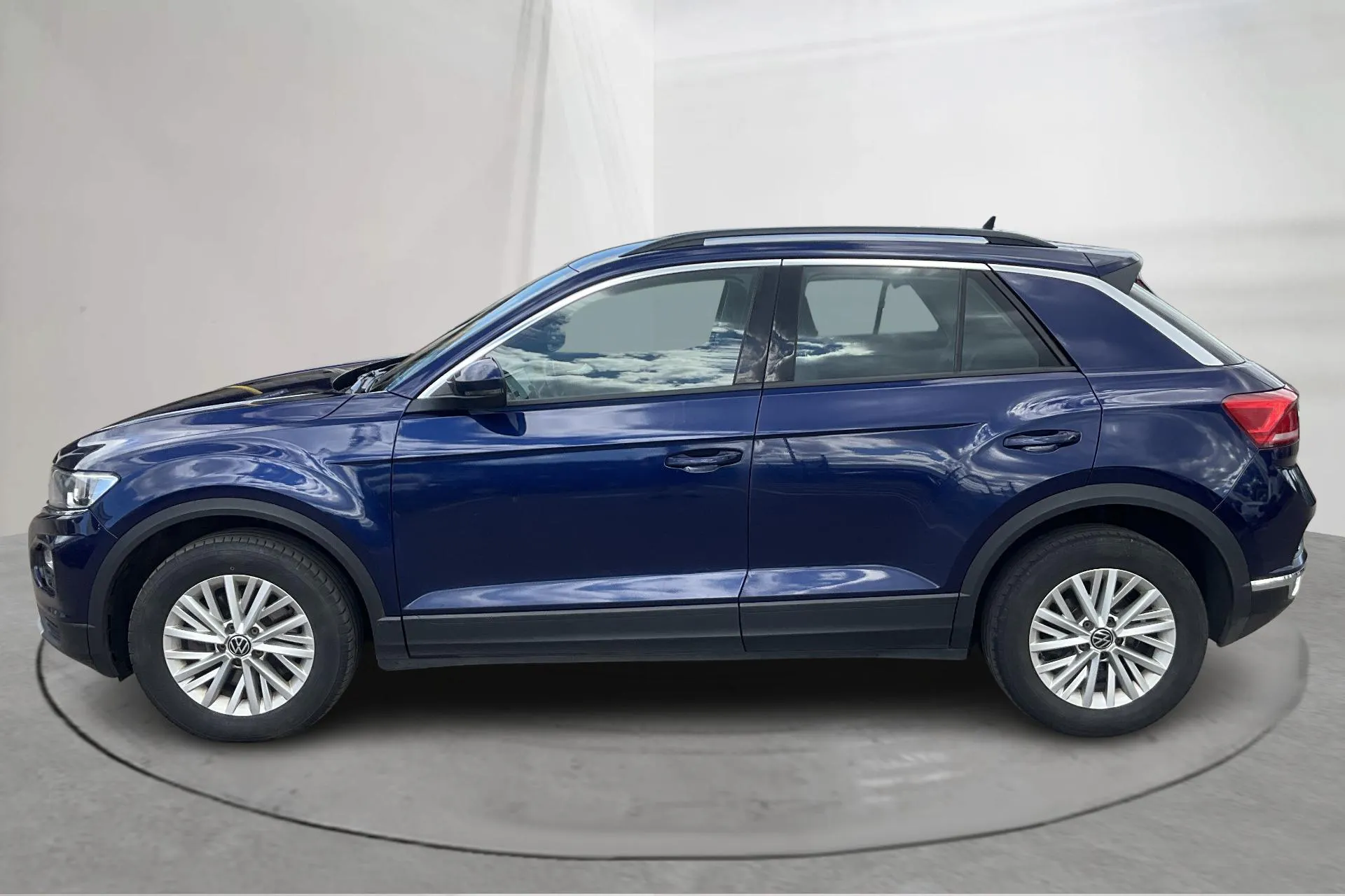 Presentationsfoto 2 av 13: VW T-Roc 2.0 TDI 4MOTION (150hk) - 14 765 mil - Automat - Dark Blue - 2021