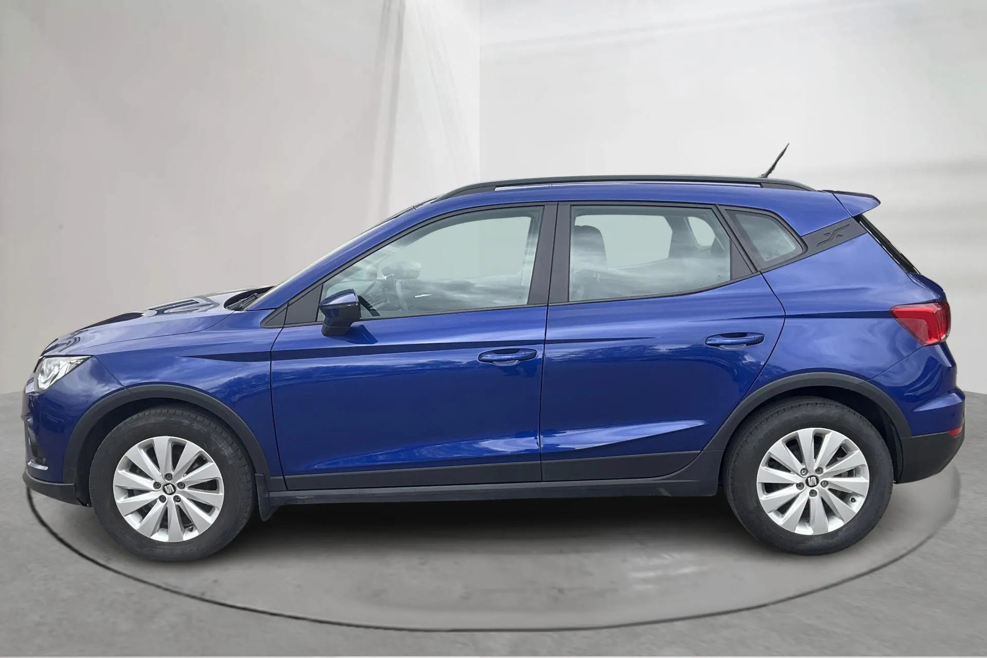 Presentationsfoto 2 av 13: Seat Arona 1.6 TDI 5dr (95hk) - 7 374 mil - Automat - blå - 2021