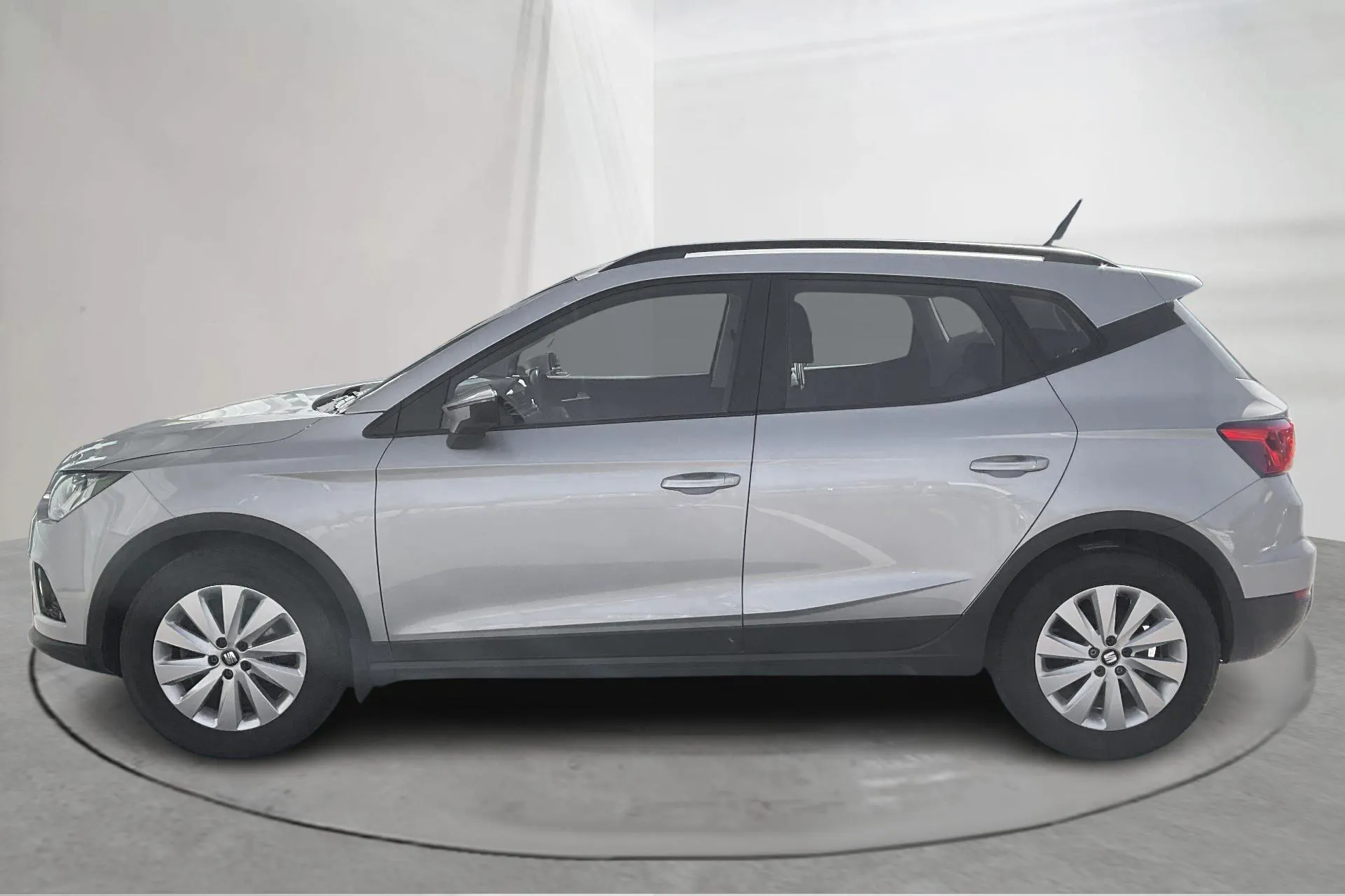 Presentationsfoto 2 av 13: Seat Arona 1.6 TDI 5dr (95hk) - 6 144 mil - Automat - silver - 2021