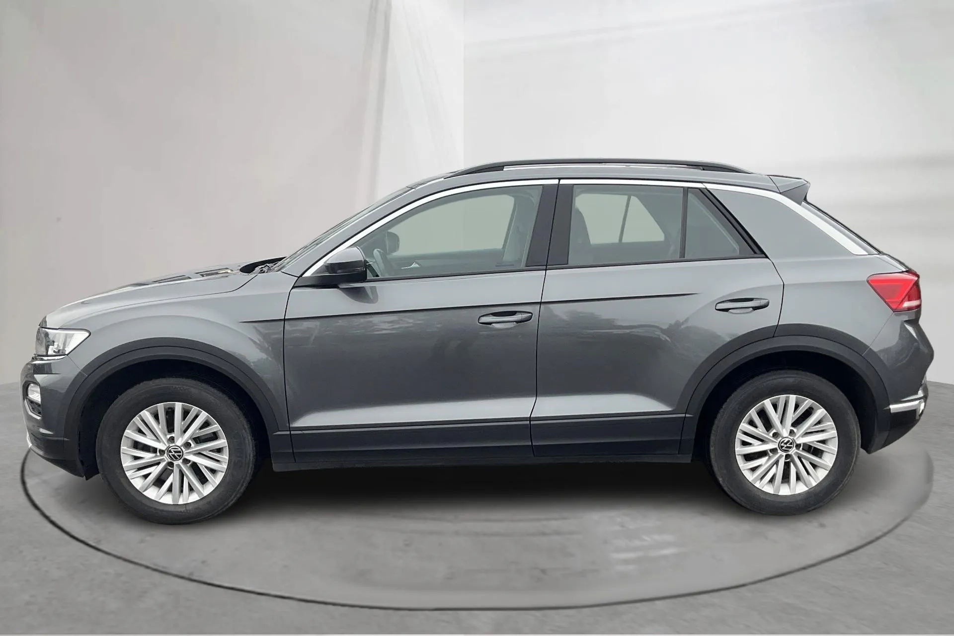 Presentationsfoto 2 av 14: VW T-Roc 2.0 TDI 4MOTION (150hk) - 15 114 mil - Automat - Dark Grey - 2021