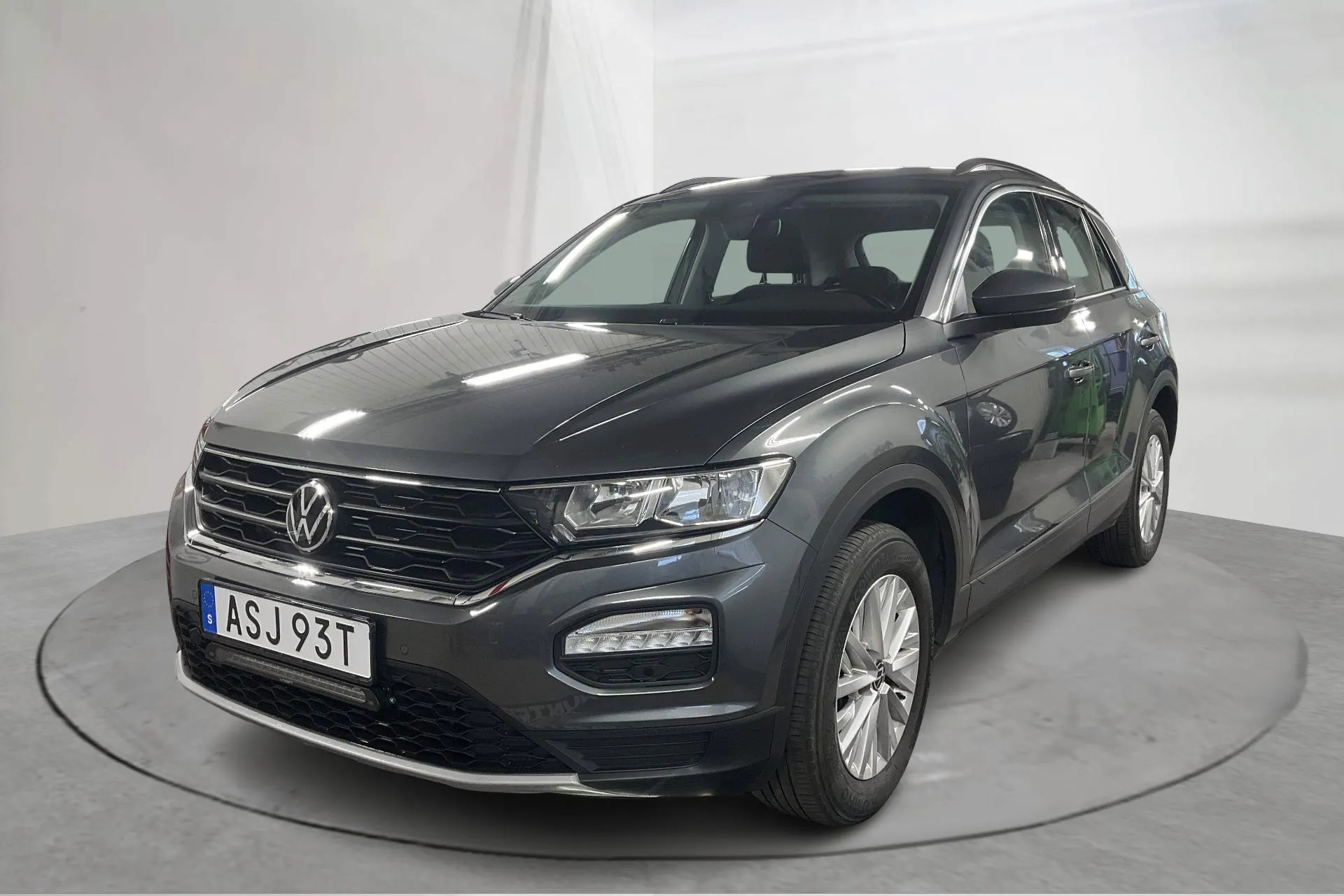 Presentationsfoto 1 av 14: VW T-Roc 2.0 TDI 4MOTION (150hk) - 15 114 mil - Automat - Dark Grey - 2021