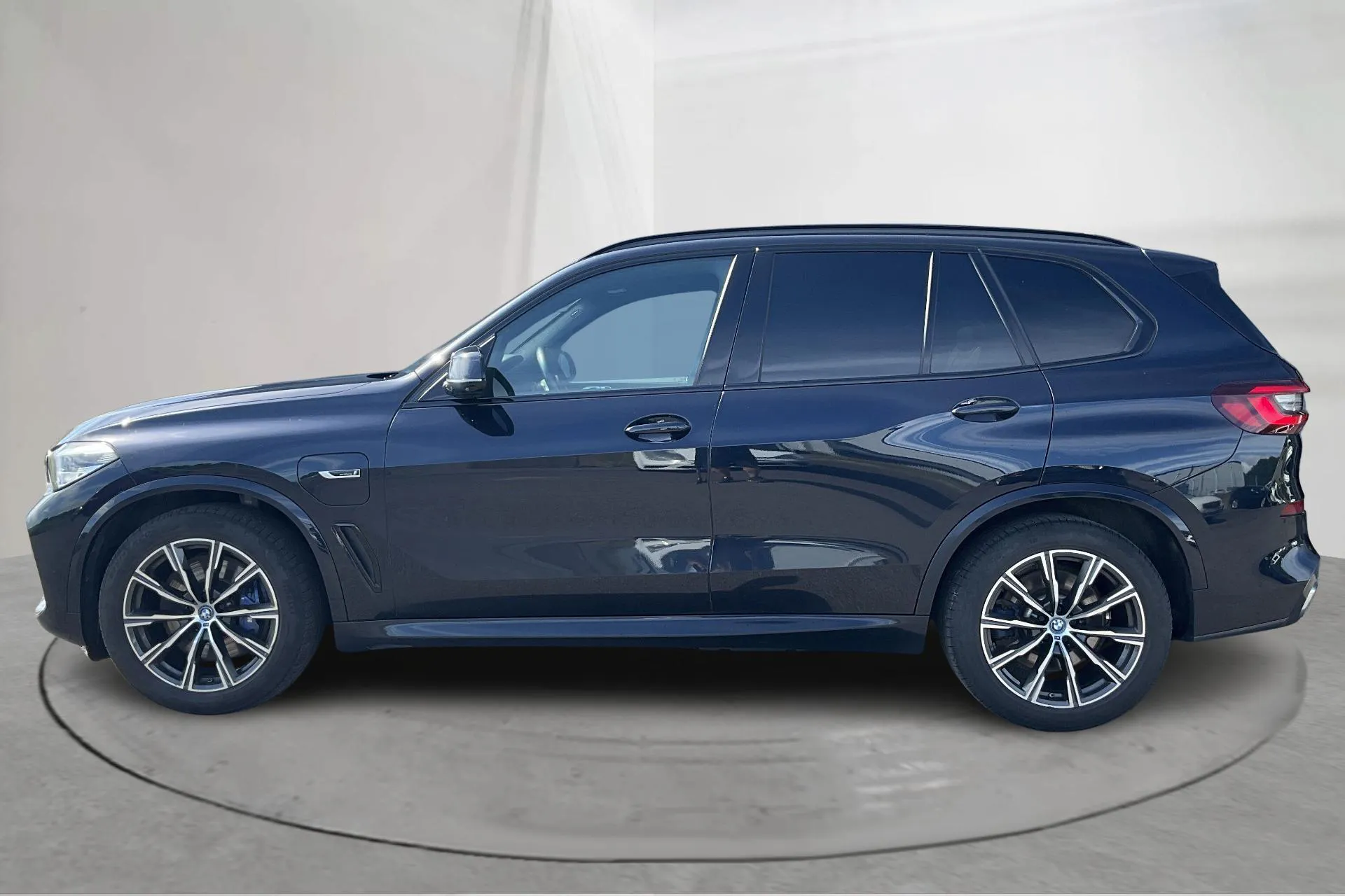 Presentationsfoto 2 av 23: BMW X5 xDrive45e, G05 (394hk) - 12 014 mil - Automat - svart - 2023