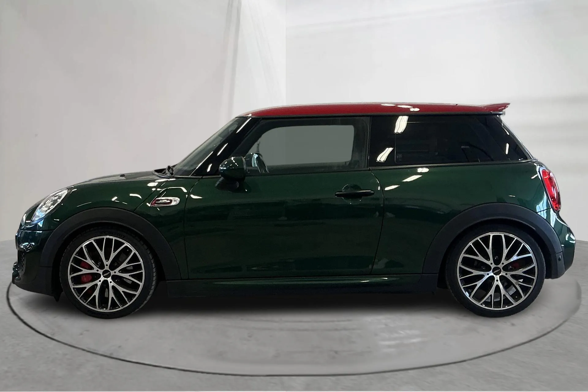 Presentationsfoto 2 av 14: MINI John Cooper Works 3dr (231hk) - 15 742 mil - Manuell - grön - 2018