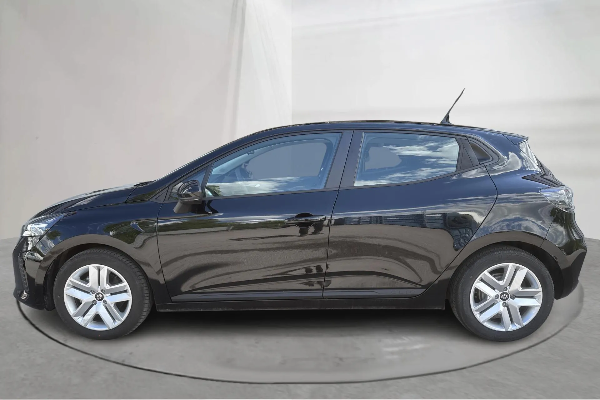 Presentationsfoto 2 av 12: Renault Clio V 1.6 E-TECH 5dr (145hk) - 1 759 mil - Automat - svart - 2024