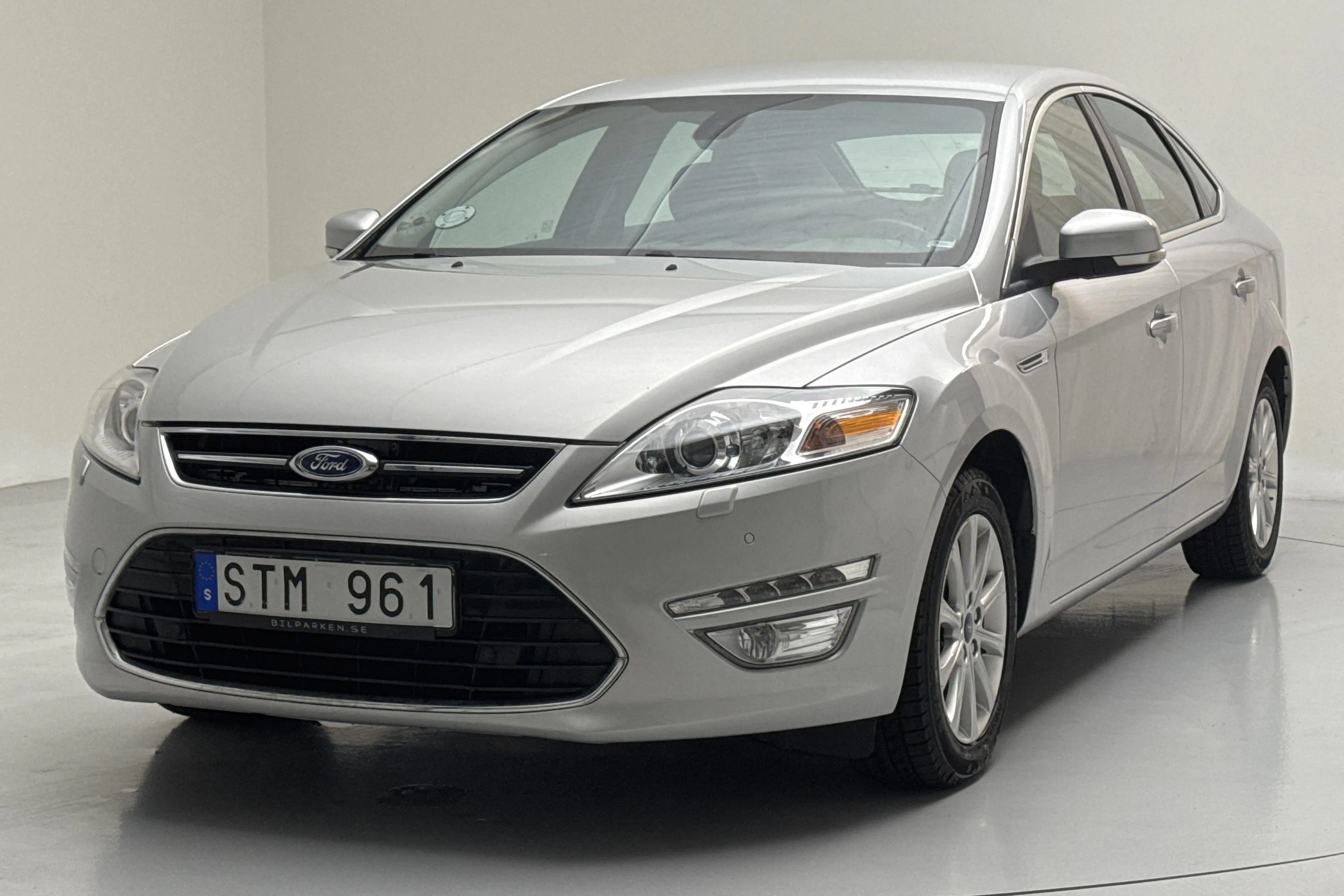 Presentationsfoto 1 av 13: Ford Mondeo 2.0 5dr (145hk) - 18 308 mil - Manuell - silver - 2011