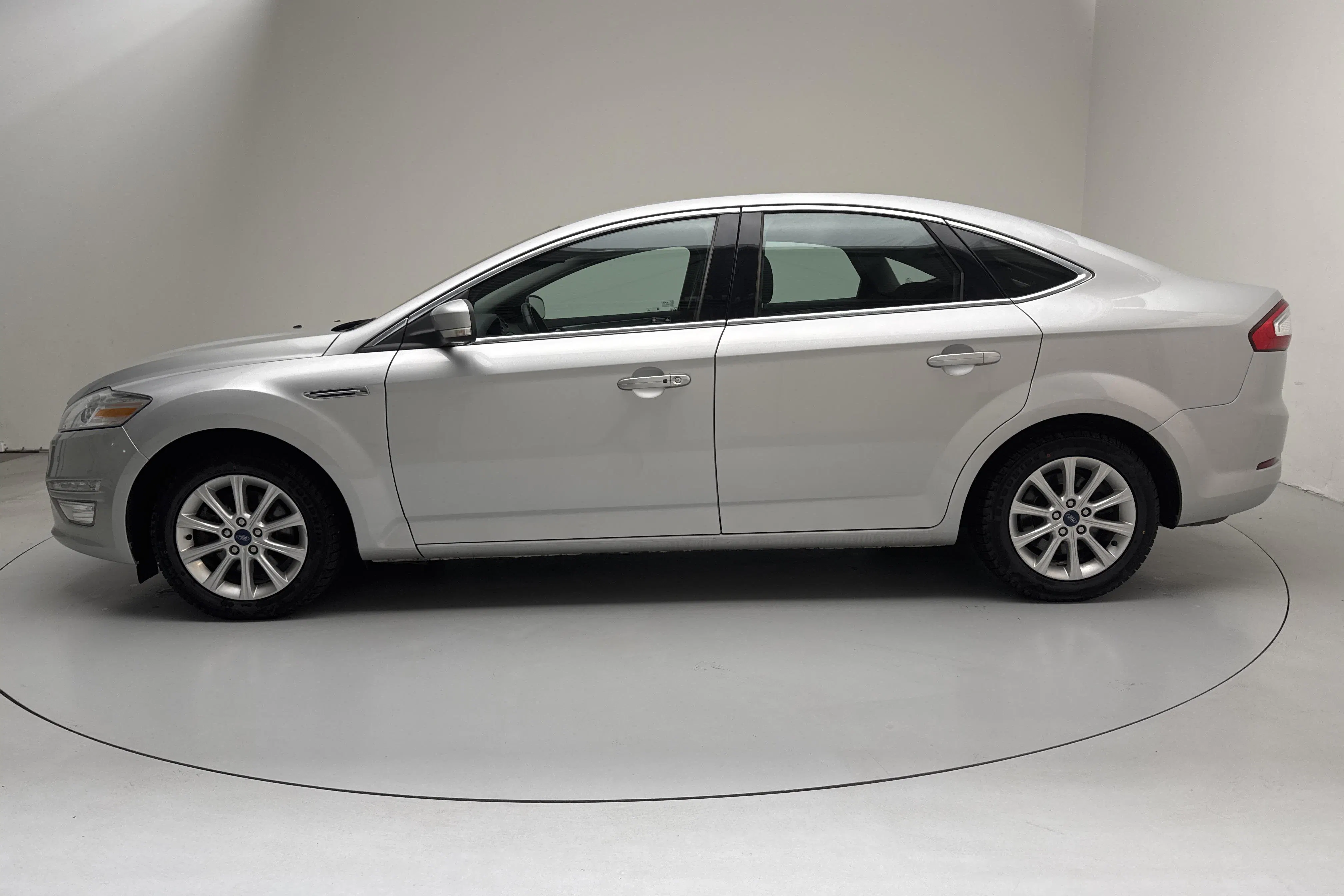 Presentationsfoto 2 av 13: Ford Mondeo 2.0 5dr (145hk) - 18 308 mil - Manuell - silver - 2011