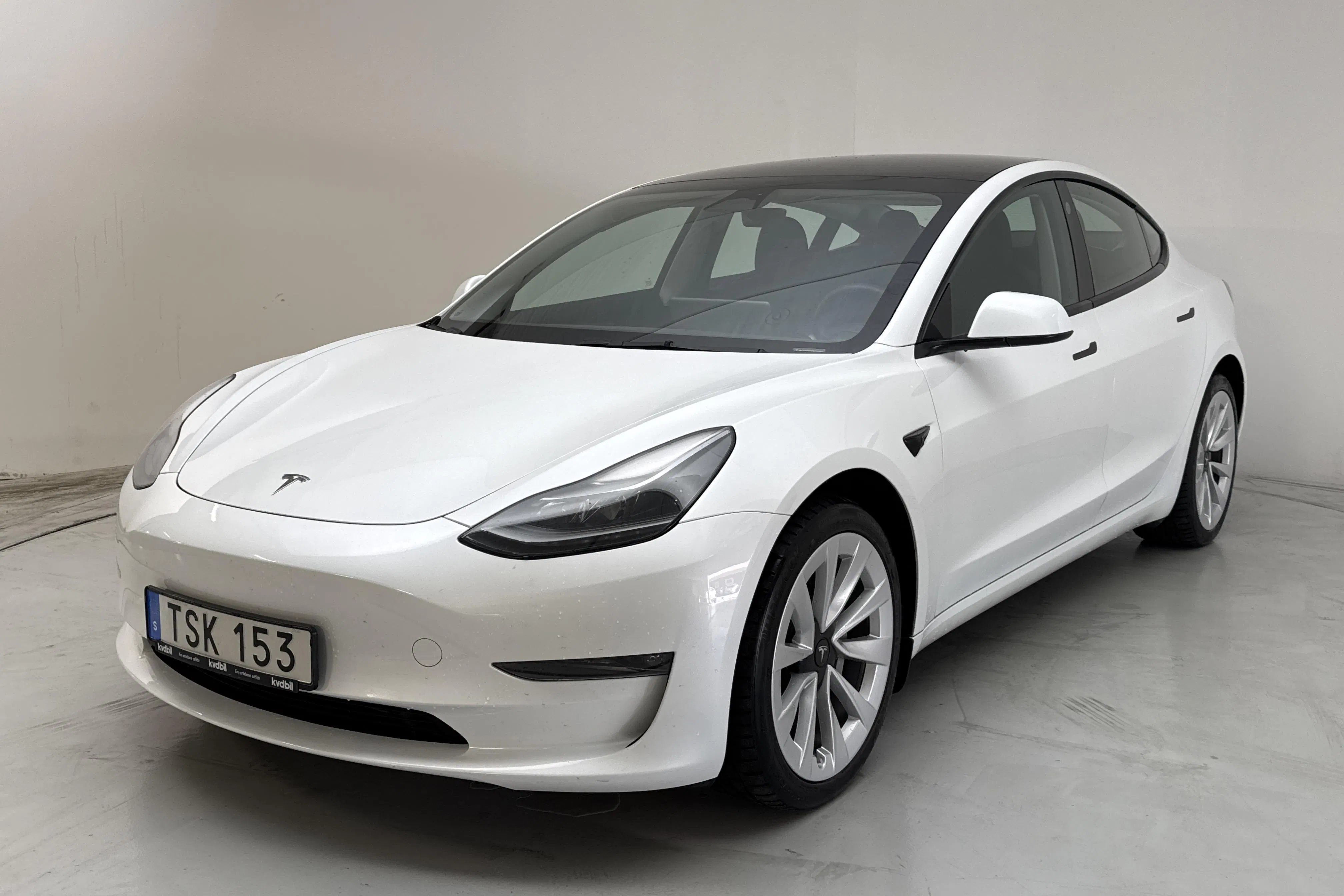 Presentationsfoto 1 av 18: Tesla Model 3 Long Range Dual Motor AWD - 5 626 mil - Automat - vit - 2023