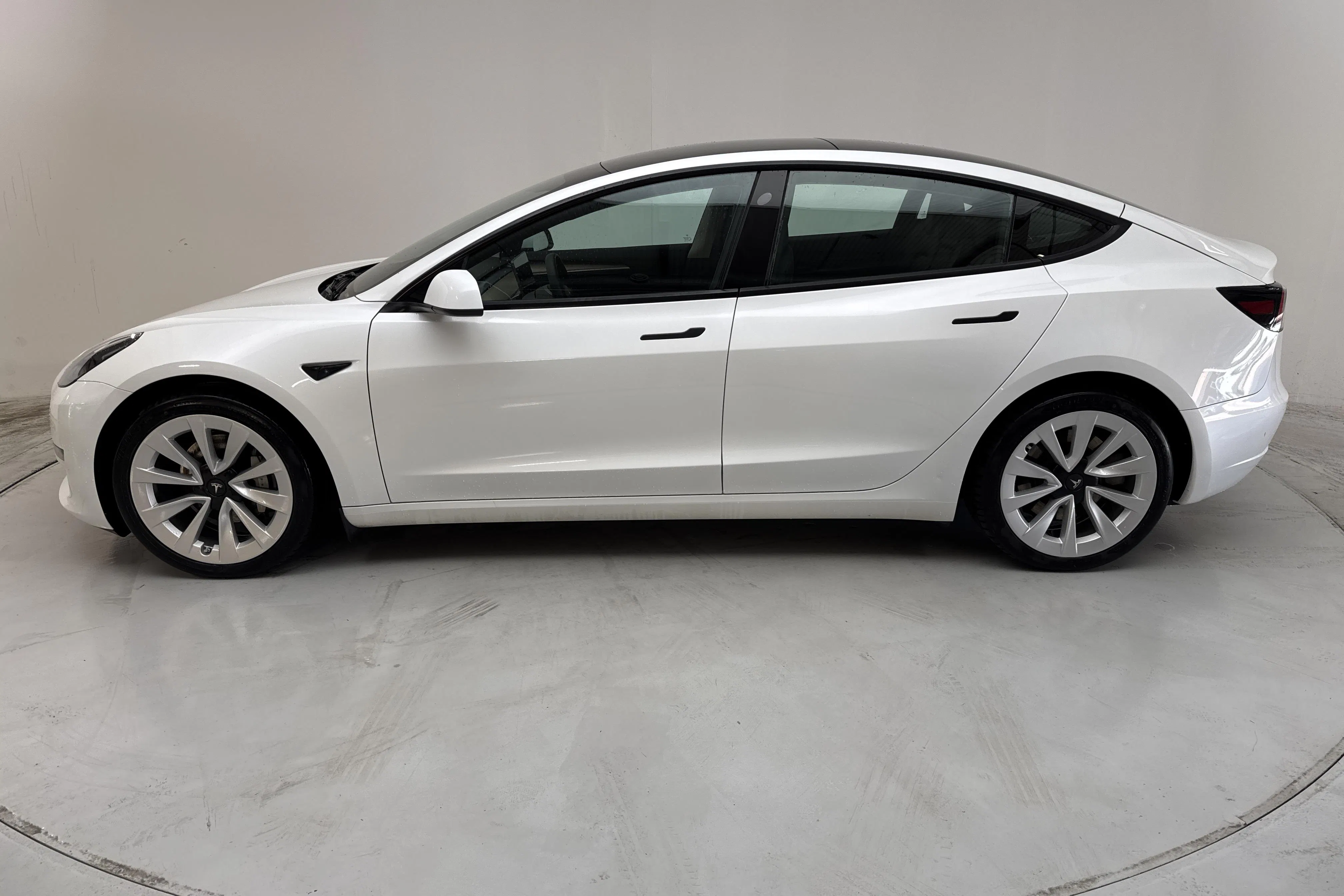 Presentationsfoto 2 av 18: Tesla Model 3 Long Range Dual Motor AWD - 5 626 mil - Automat - vit - 2023