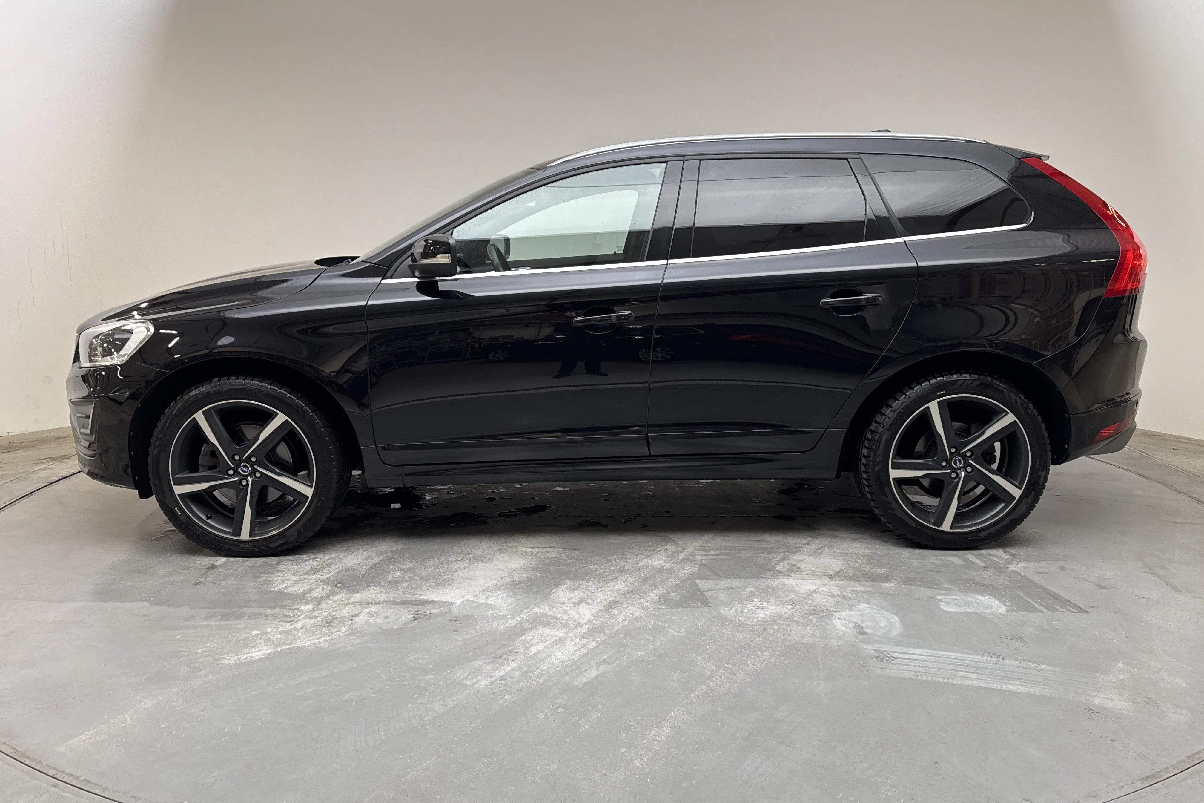 Presentationsfoto 2 av 17: Volvo XC60 D5 AWD Black R (230hk) - 24 233 mil - Automat - svart - 2014