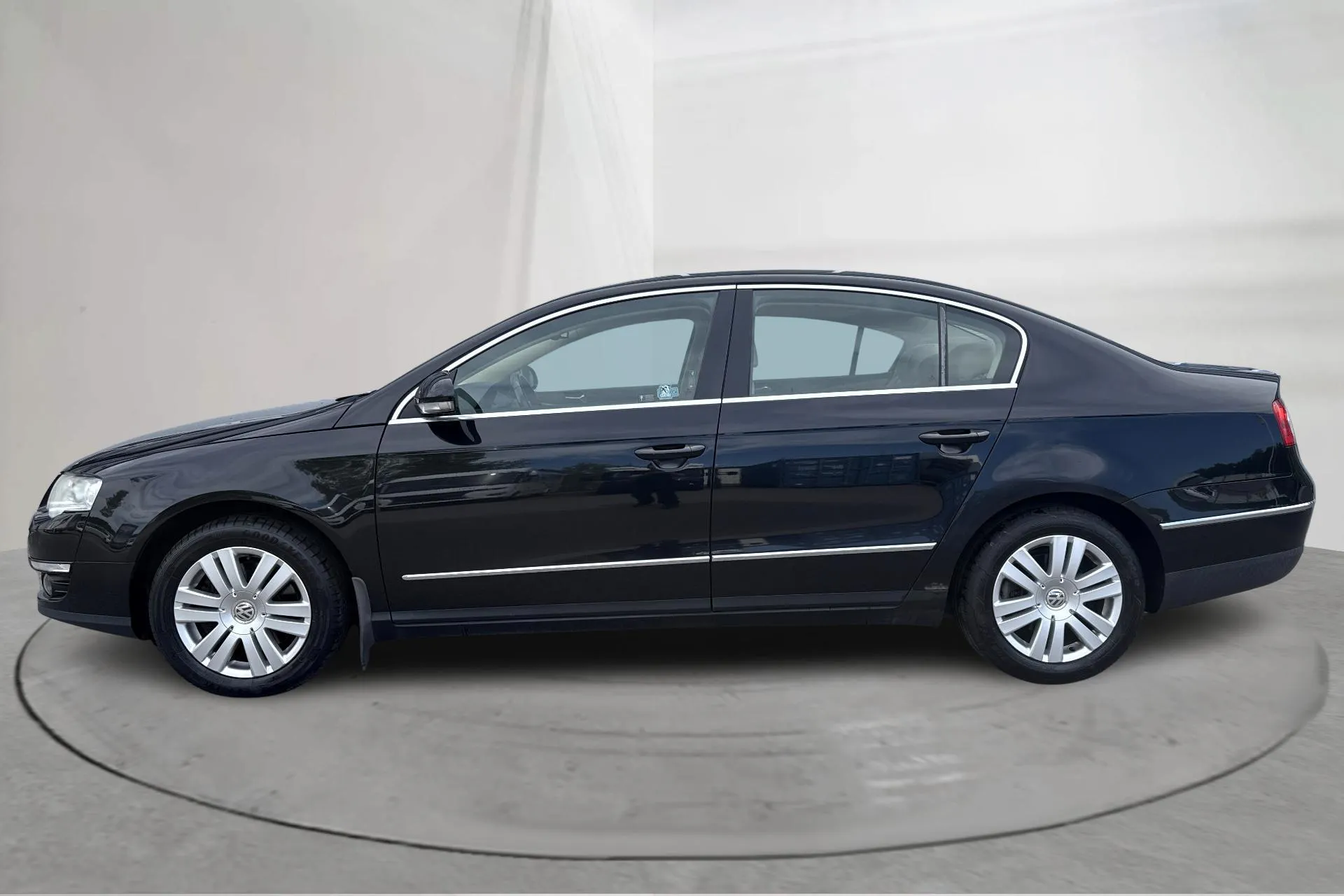 Presentationsfoto 2 av 15: VW Passat 2.0 TDI (140hk) - 17 197 mil - Manuell - svart - 2008