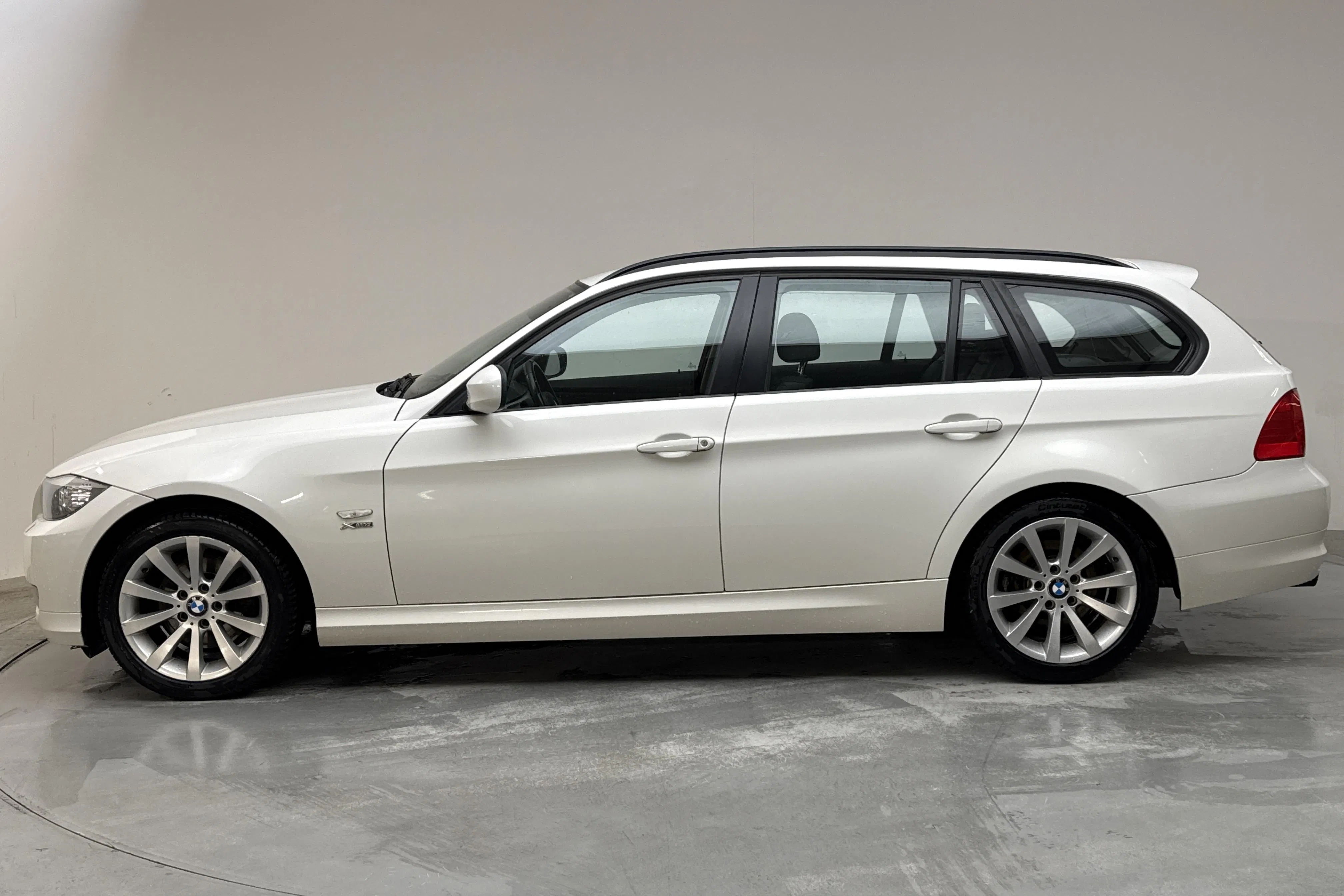 Presentationsfoto 2 av 12: BMW 320d xDrive Touring, E91 (184hk) - 26 398 mil - Automat - vit - 2012