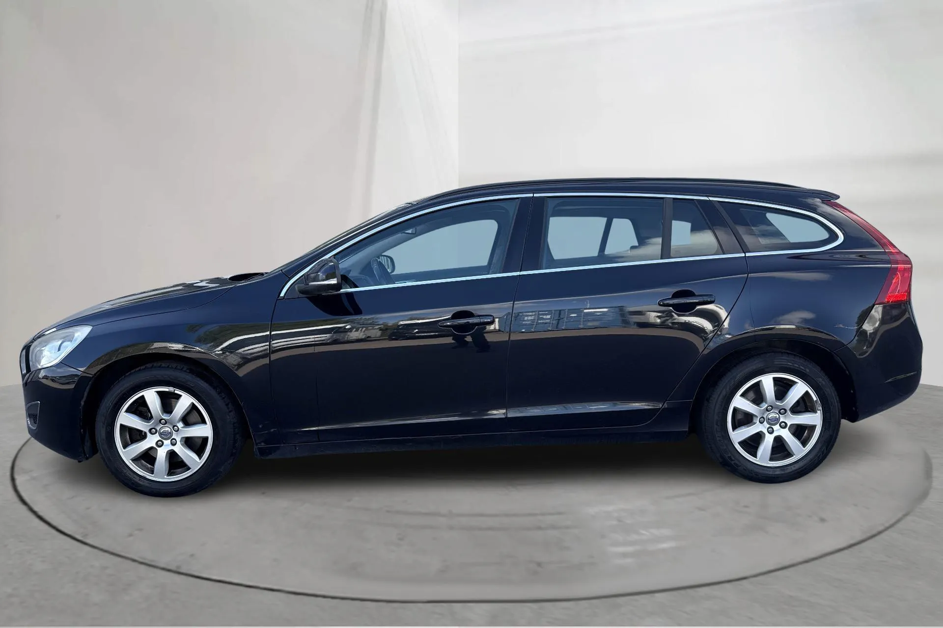 Presentationsfoto 2 av 15: Volvo V60 D3 (136hk) - 25 730 mil - Automat - svart - 2013