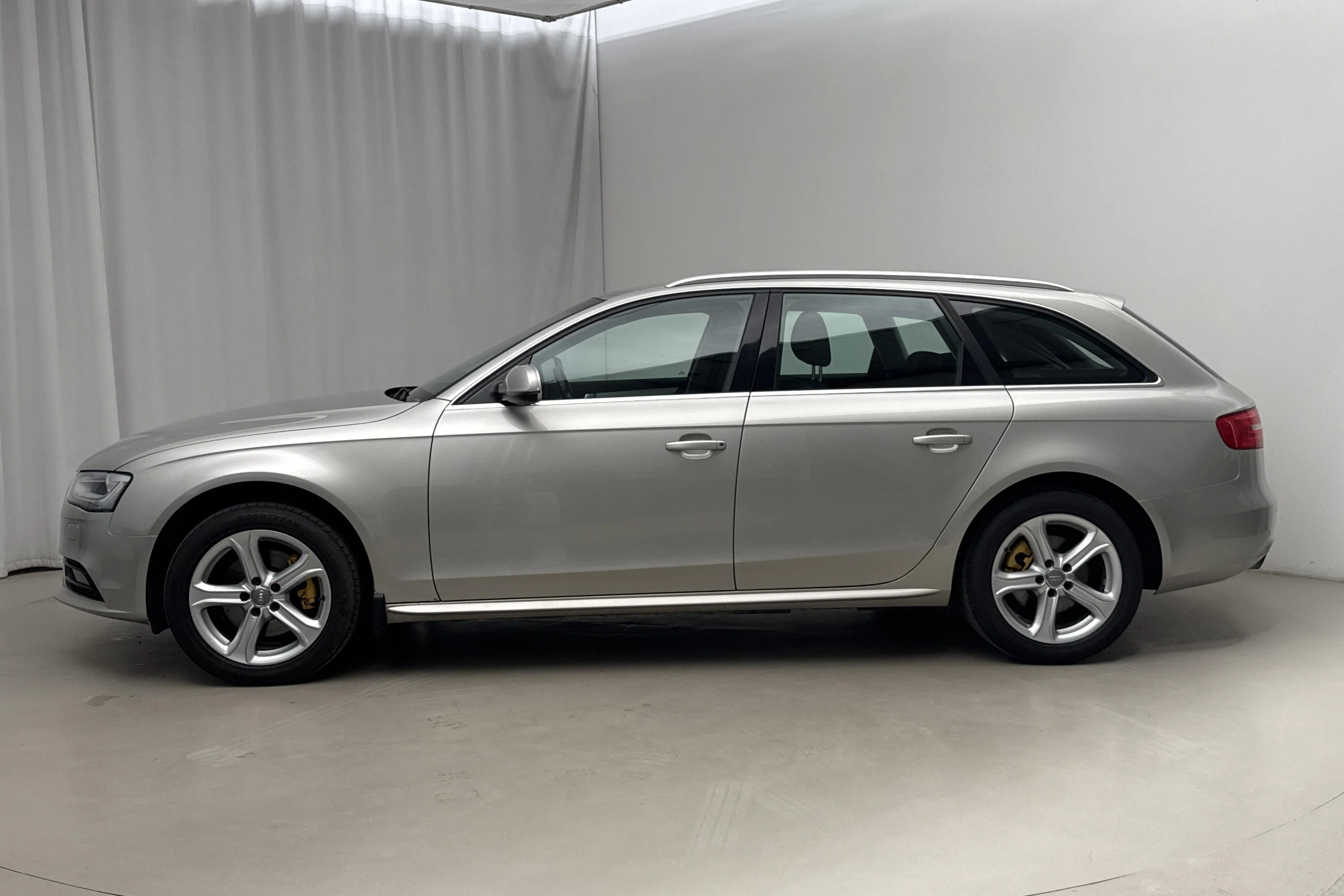 Presentationsfoto 2 av 15: Audi A4 2.0 TDI Avant quattro (177hk) - 16 134 mil - Automat - silver - 2014