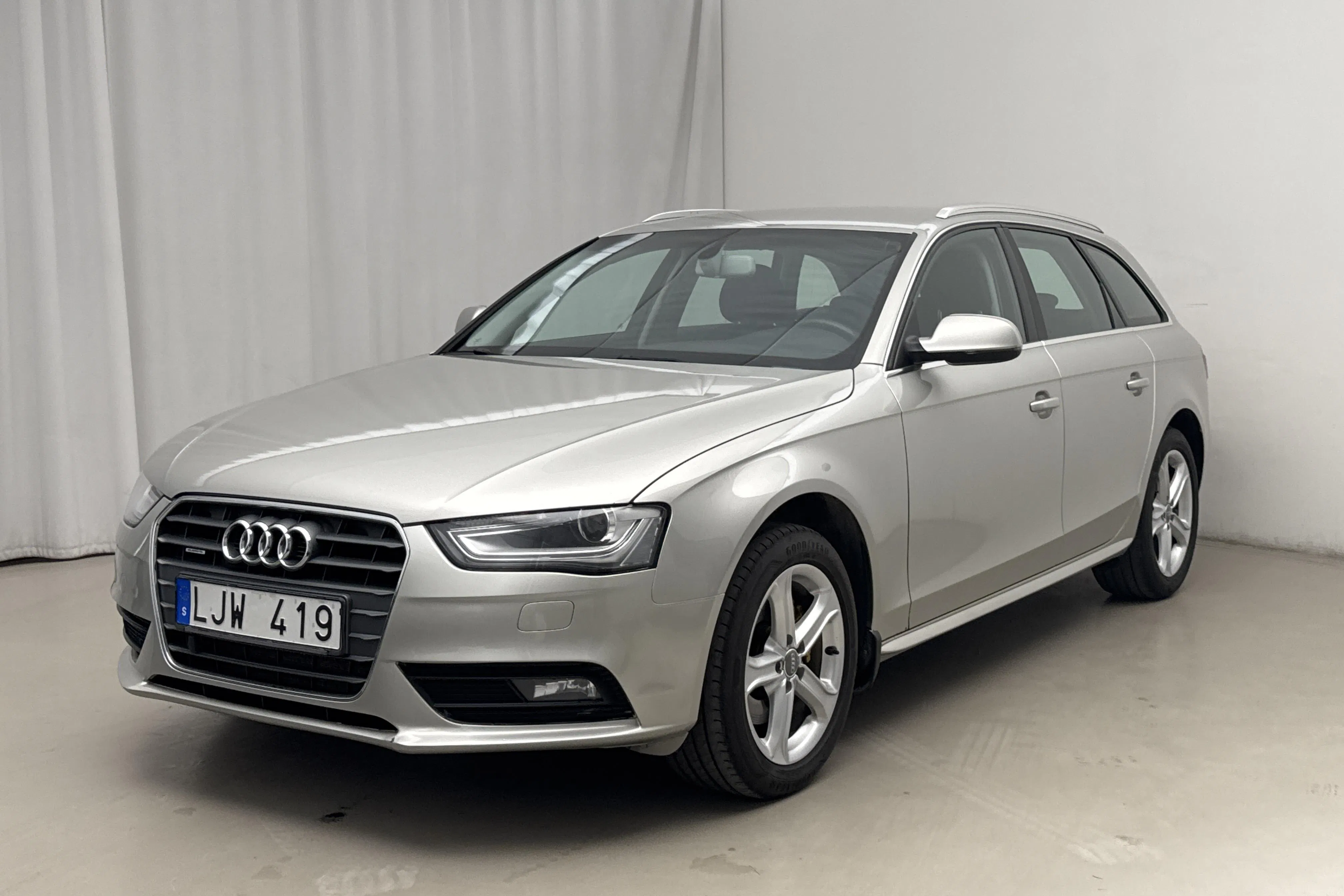 Presentationsfoto 1 av 15: Audi A4 2.0 TDI Avant quattro (177hk) - 16 134 mil - Automat - silver - 2014