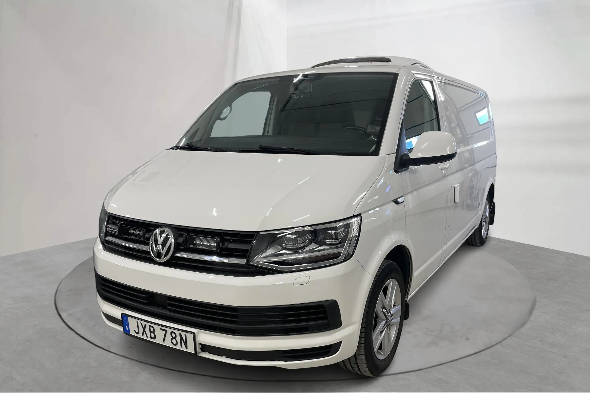 Presentationsfoto 1 av 20: VW Transporter T6 2.0 TDI BMT Skåp 4MOTION (150hk) - 10 094 mil - Automat - vit - 2019