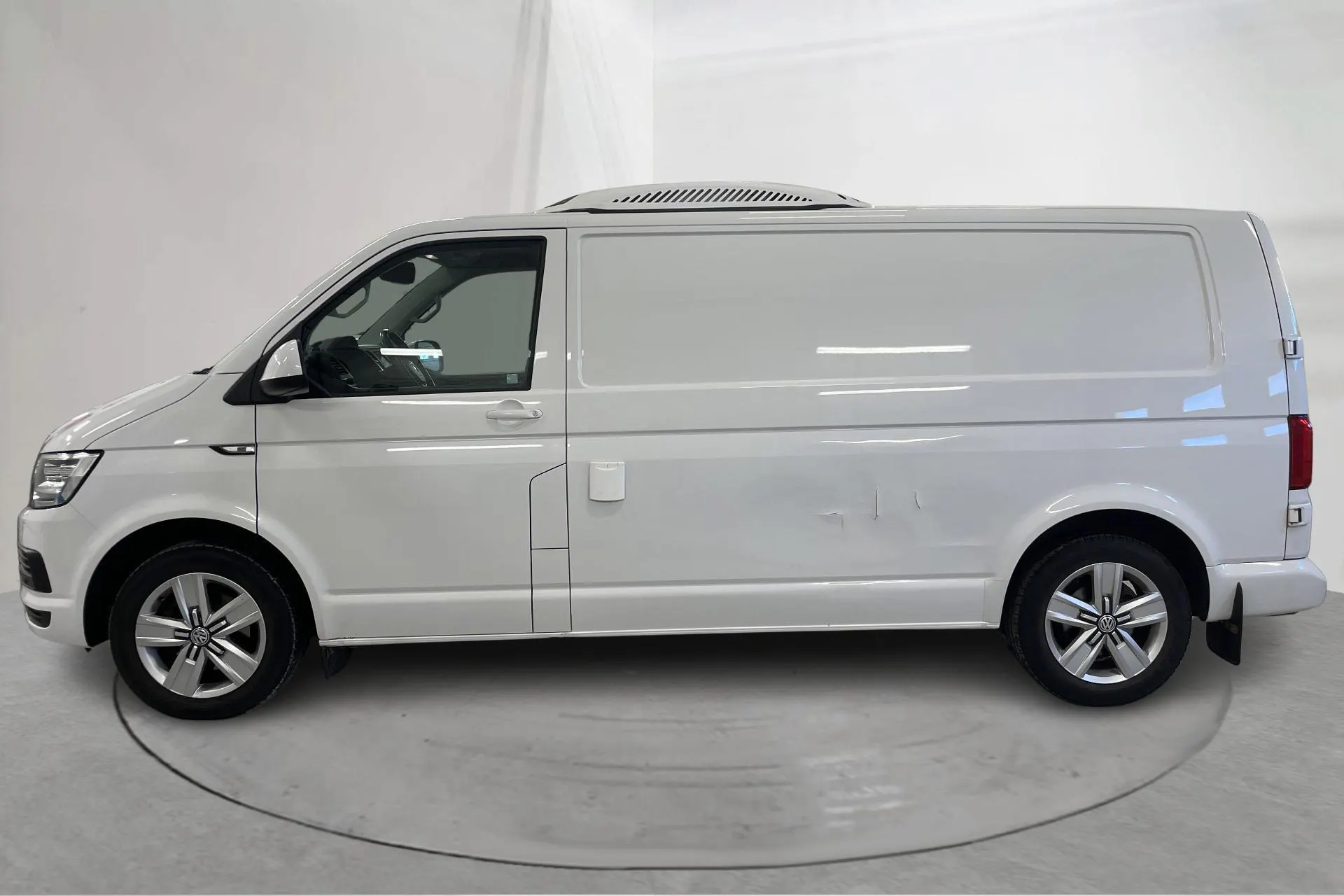 Presentationsfoto 2 av 20: VW Transporter T6 2.0 TDI BMT Skåp 4MOTION (150hk) - 10 094 mil - Automat - vit - 2019