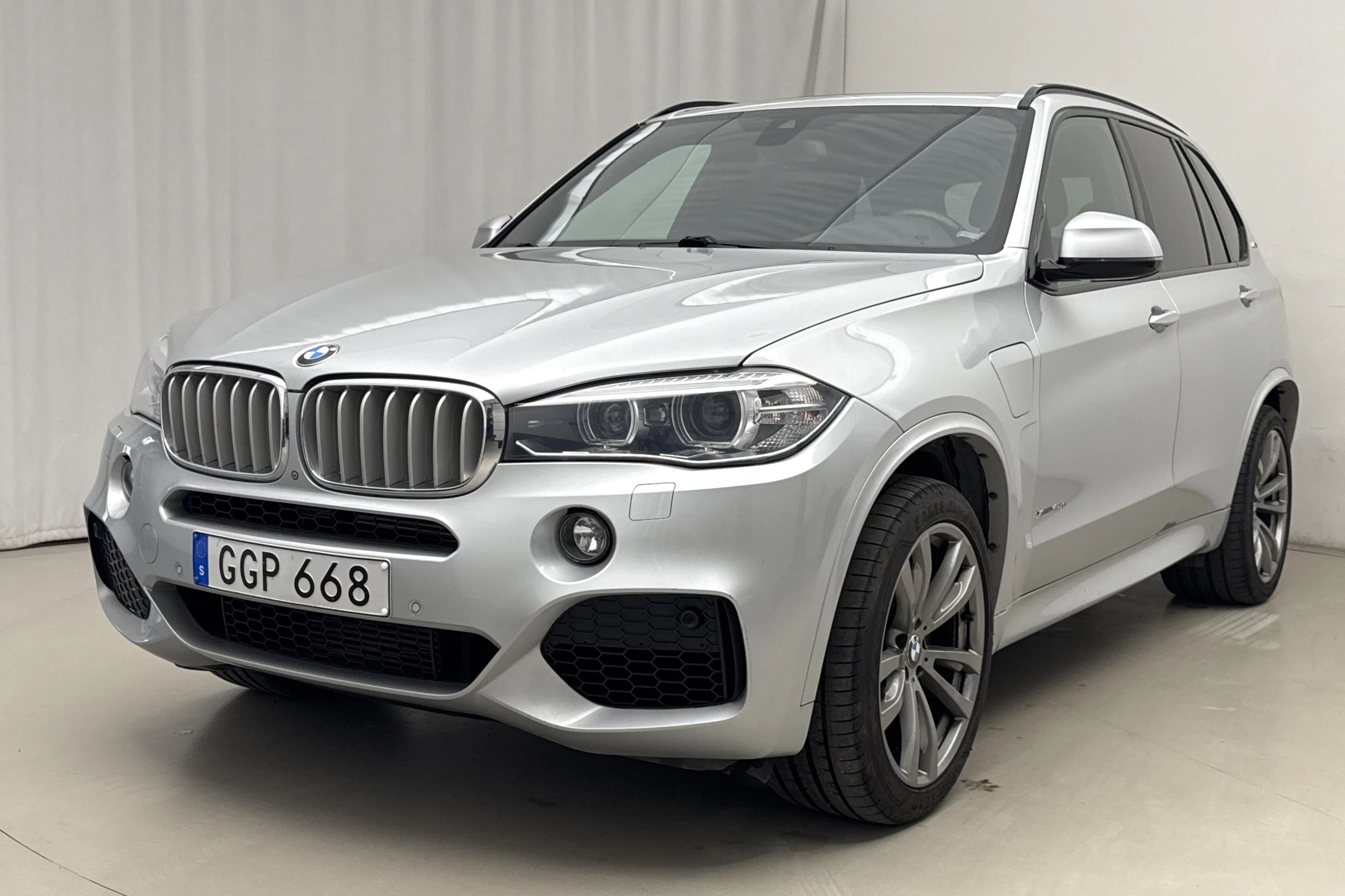 Presentation photo 1 of 25: BMW X5 xDrive40e, F15 (313hk) - 134 220 km - Automatic - silver - 2017