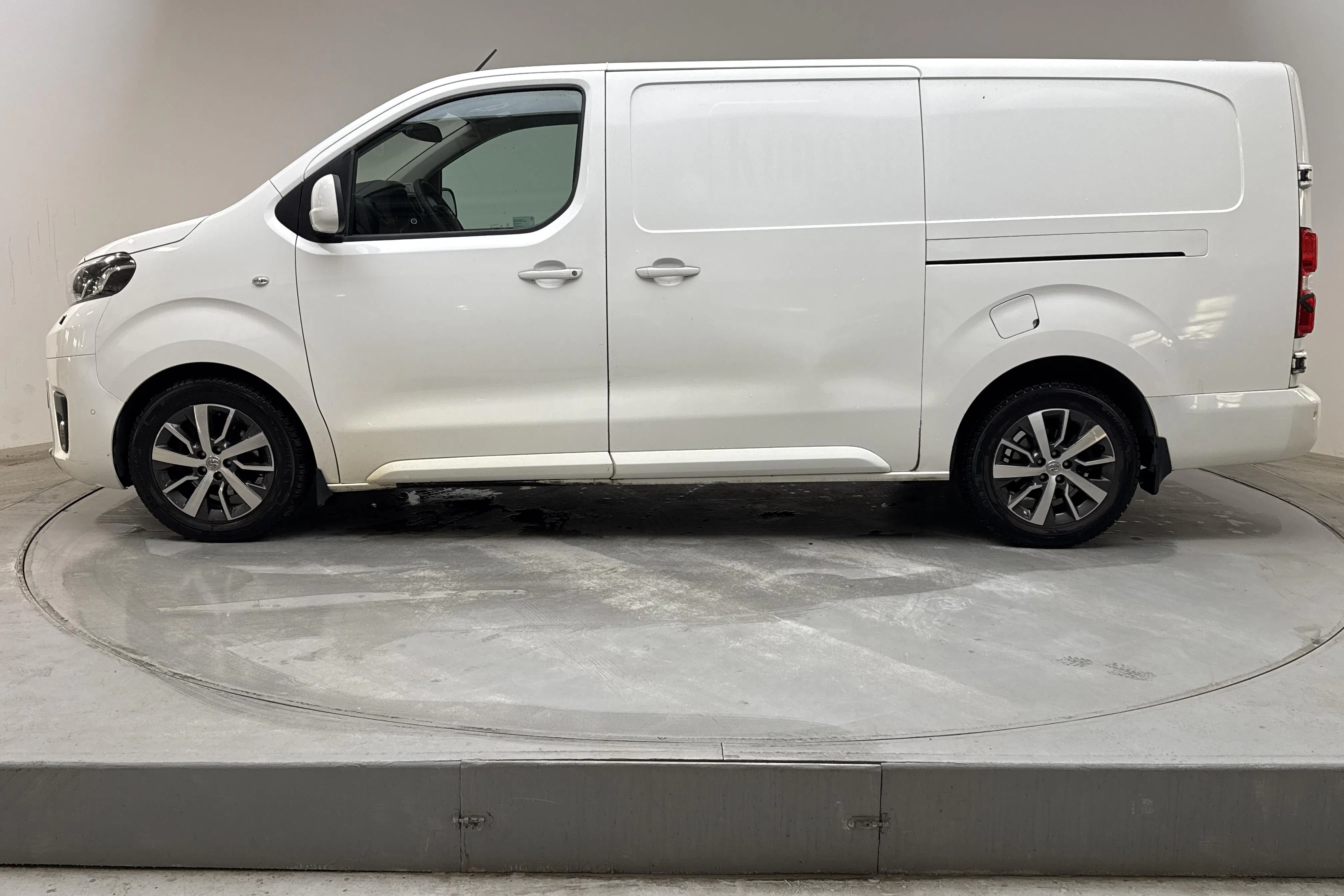 Presentationsfoto 2 av 13: Toyota PROACE 2.0D (177hk) - 15 366 mil - Automat - vit - 2018