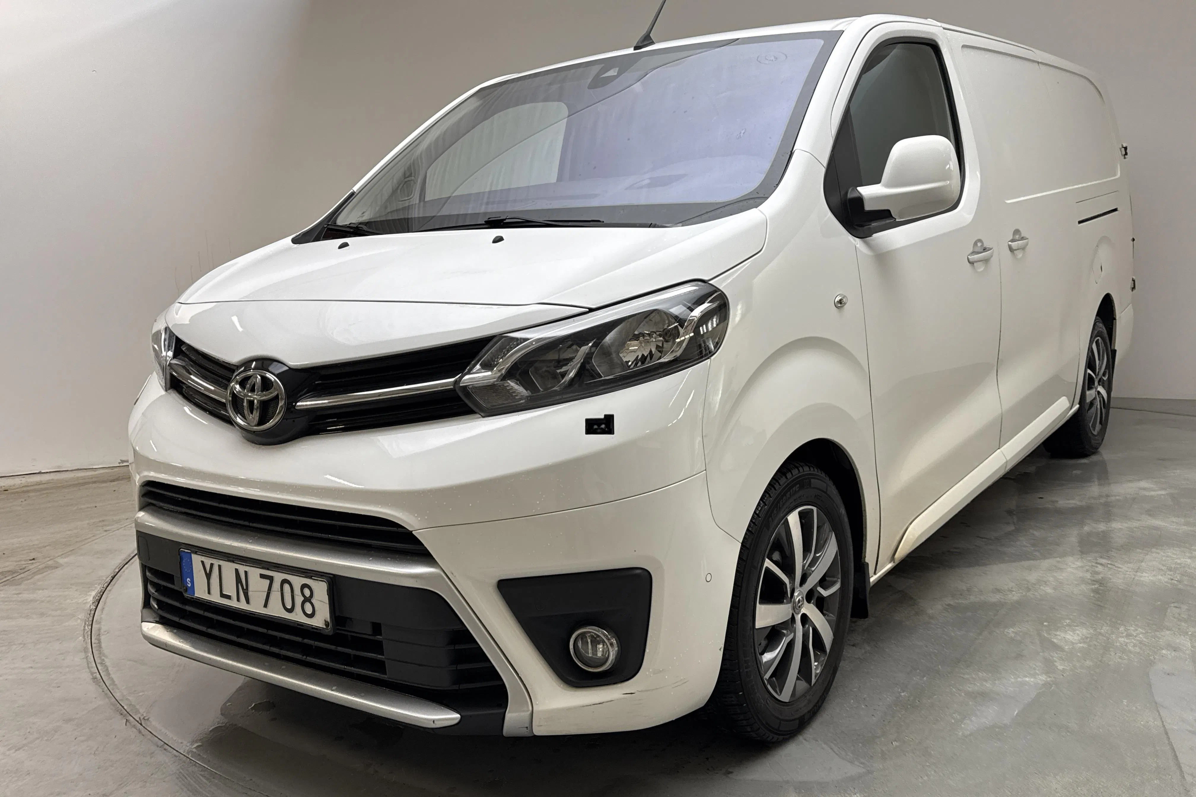Presentationsfoto 1 av 13: Toyota PROACE 2.0D (177hk) - 15 366 mil - Automat - vit - 2018