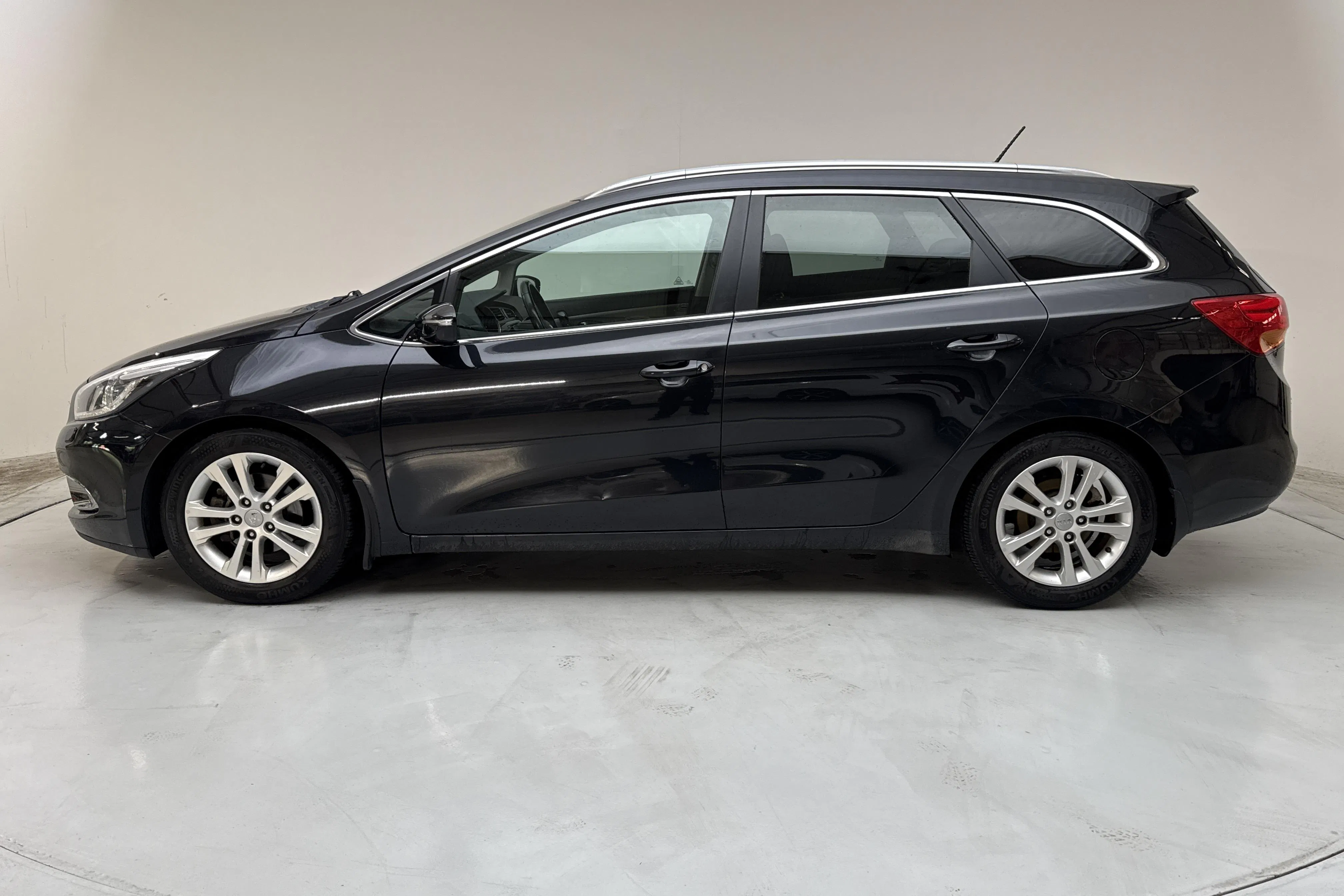 Presentationsfoto 2 av 12: KIA Cee'd 1.6 CRDi SW (128hk) - 15 697 mil - Manuell - svart - 2013