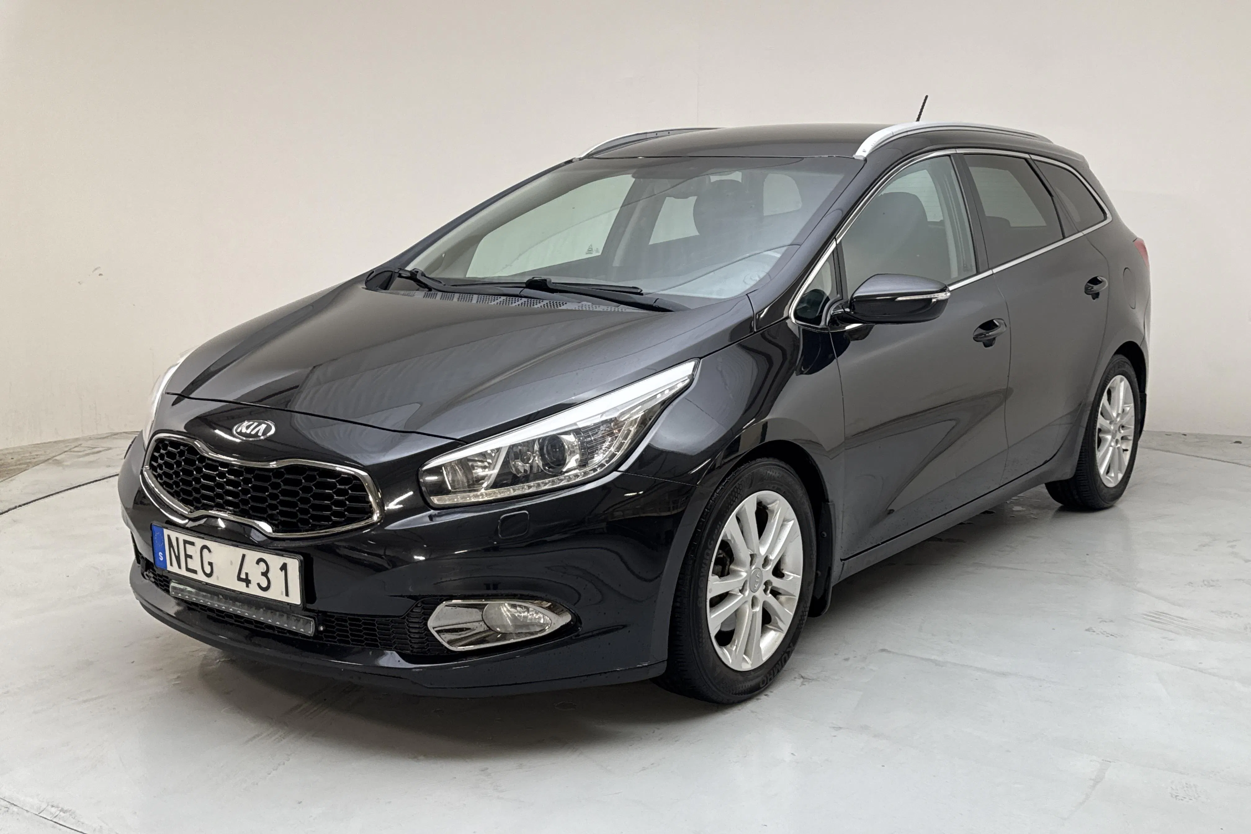 Presentationsfoto 1 av 12: KIA Cee'd 1.6 CRDi SW (128hk) - 15 697 mil - Manuell - svart - 2013