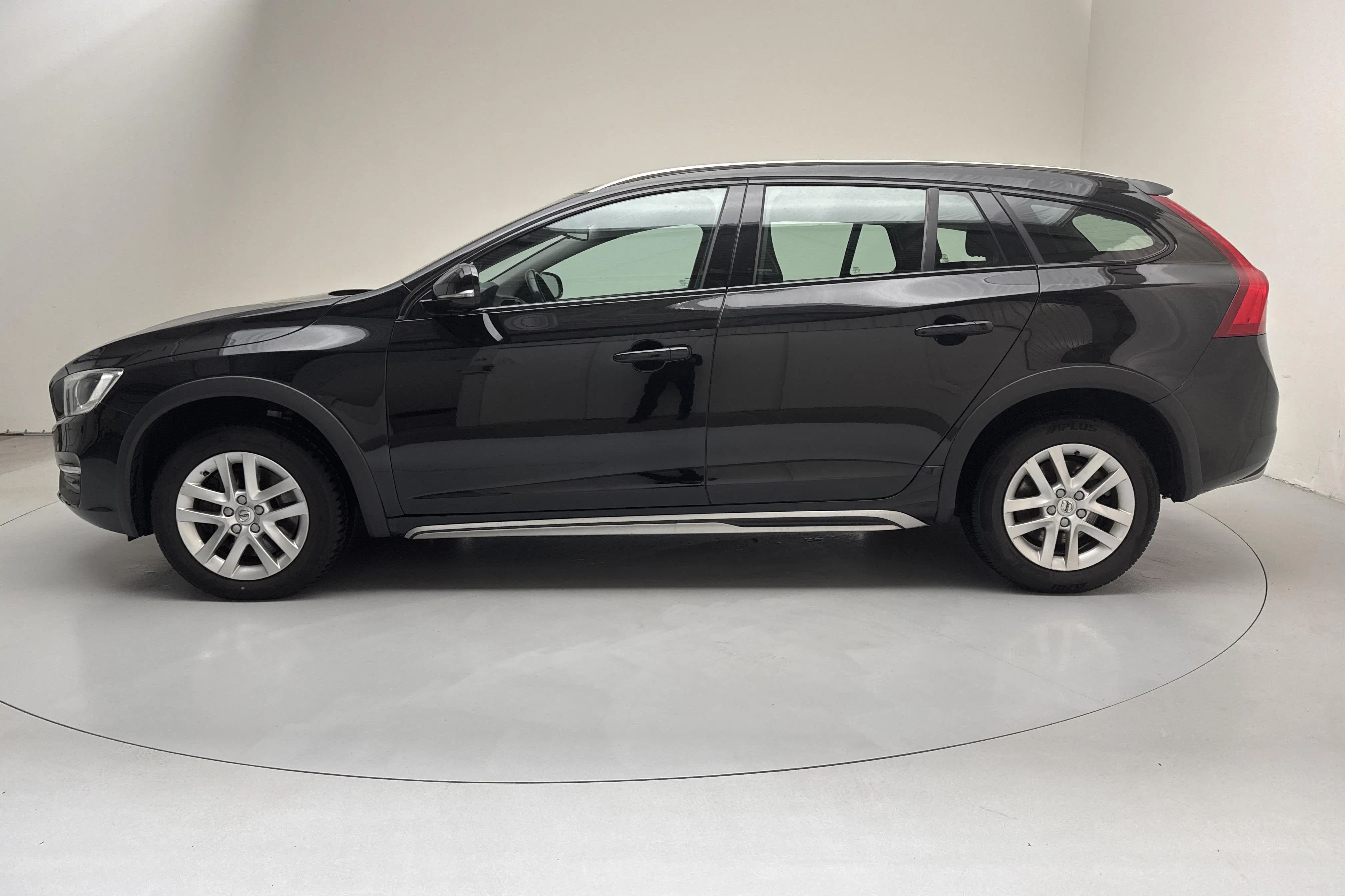 Presentationsfoto 2 av 12: Volvo V60 D4 Cross Country AWD (190hk) - 13 703 mil - Automat - svart - 2018