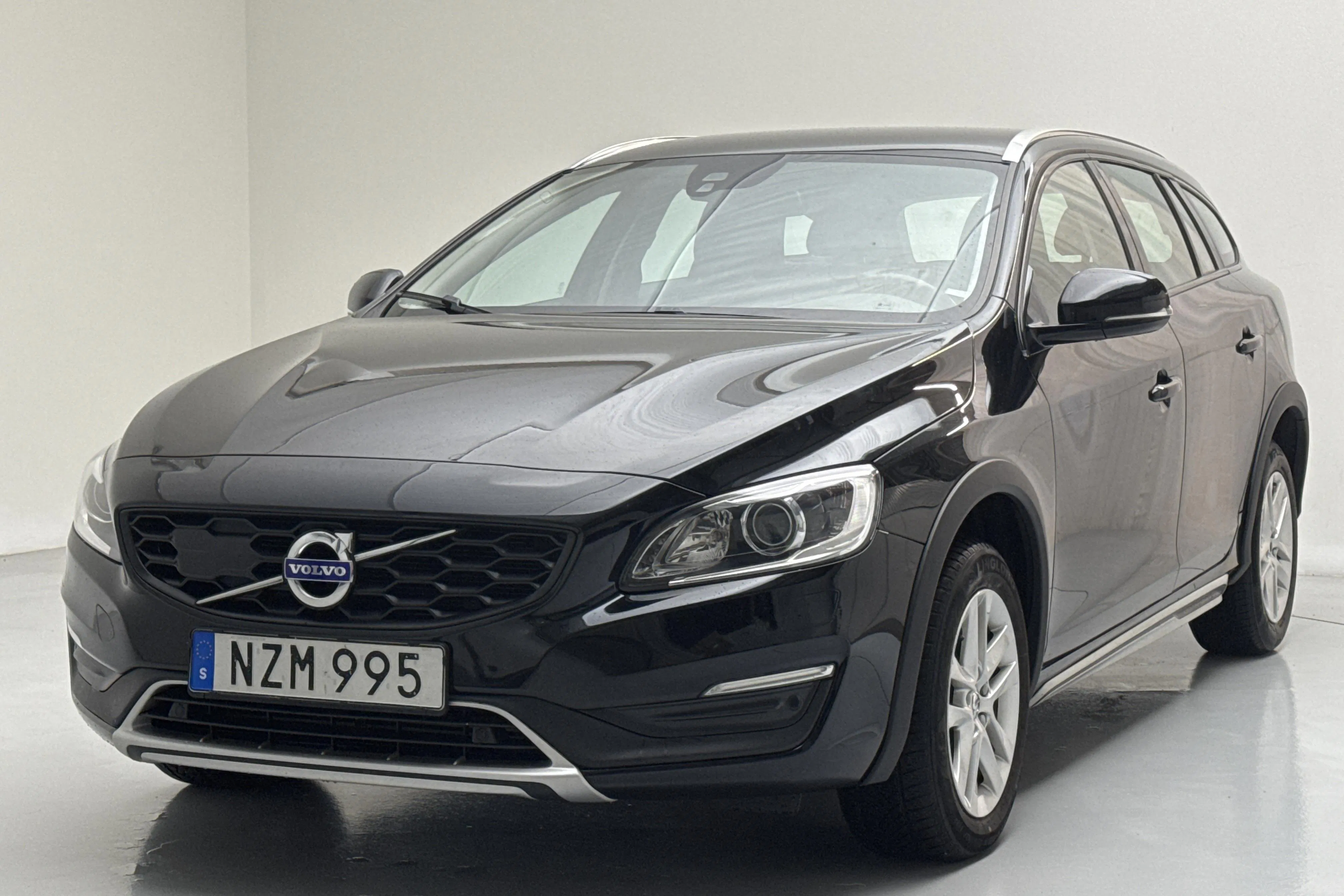 Presentationsfoto 1 av 12: Volvo V60 D4 Cross Country AWD (190hk) - 13 703 mil - Automat - svart - 2018