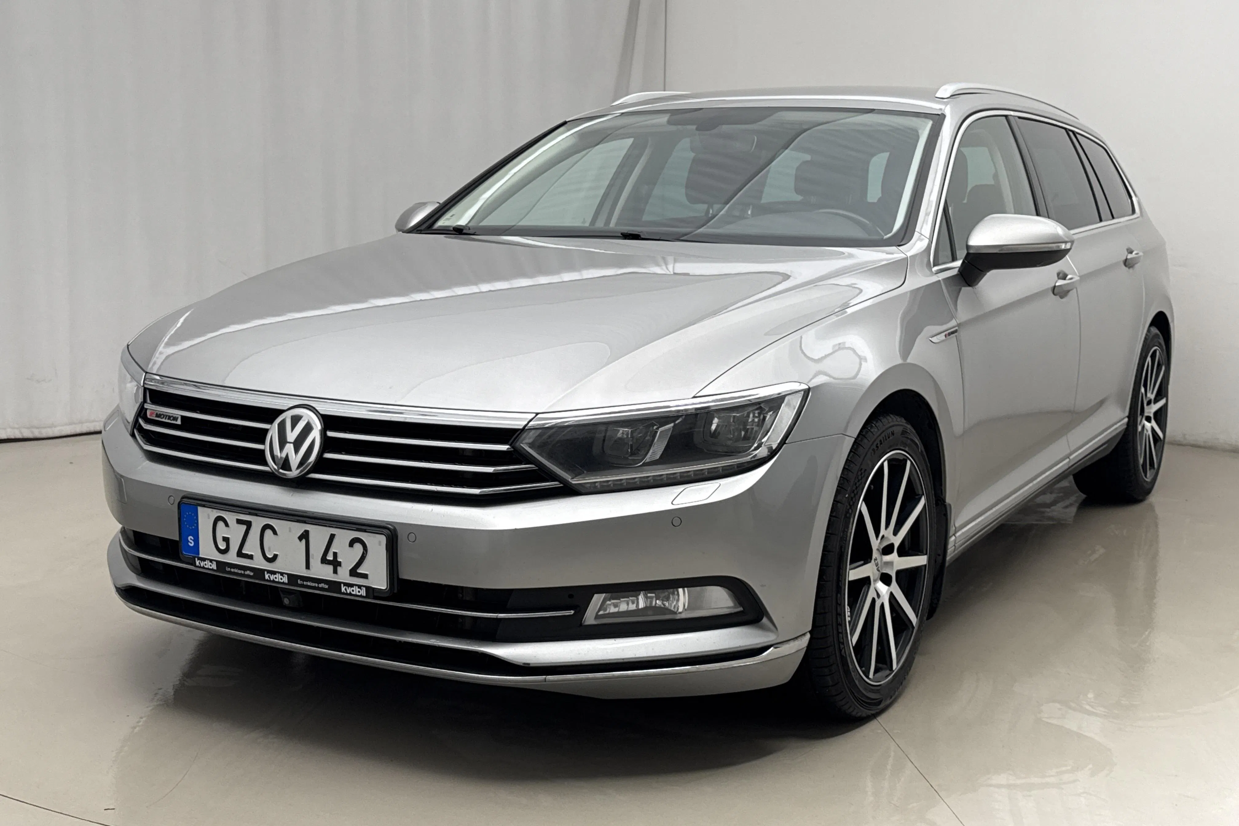 Presentationsfoto 1 av 17: VW Passat 2.0 TDI Sportscombi 4MOTION (190hk) - 20 522 mil - Automat - silver - 2016