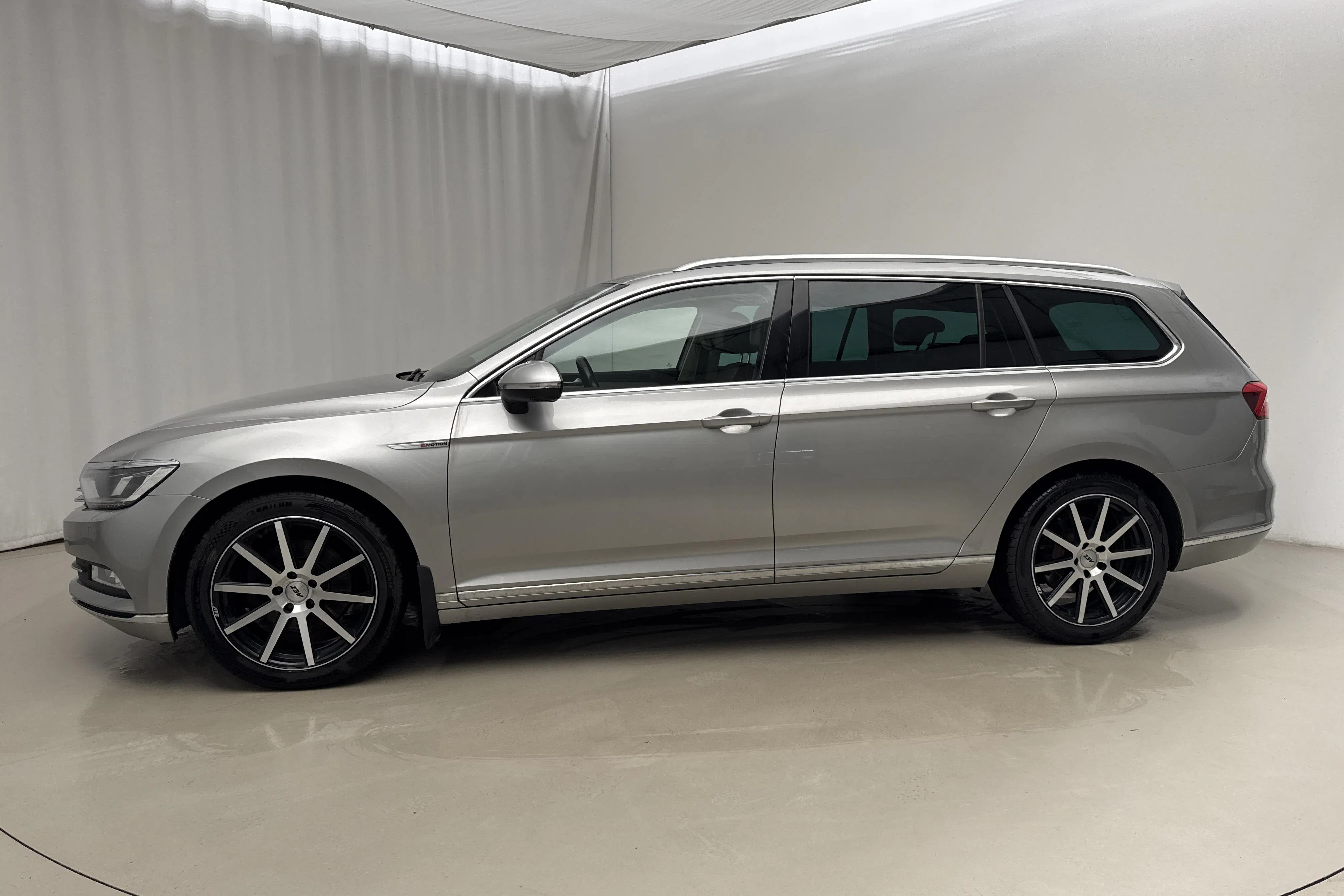 Presentationsfoto 2 av 17: VW Passat 2.0 TDI Sportscombi 4MOTION (190hk) - 20 522 mil - Automat - silver - 2016