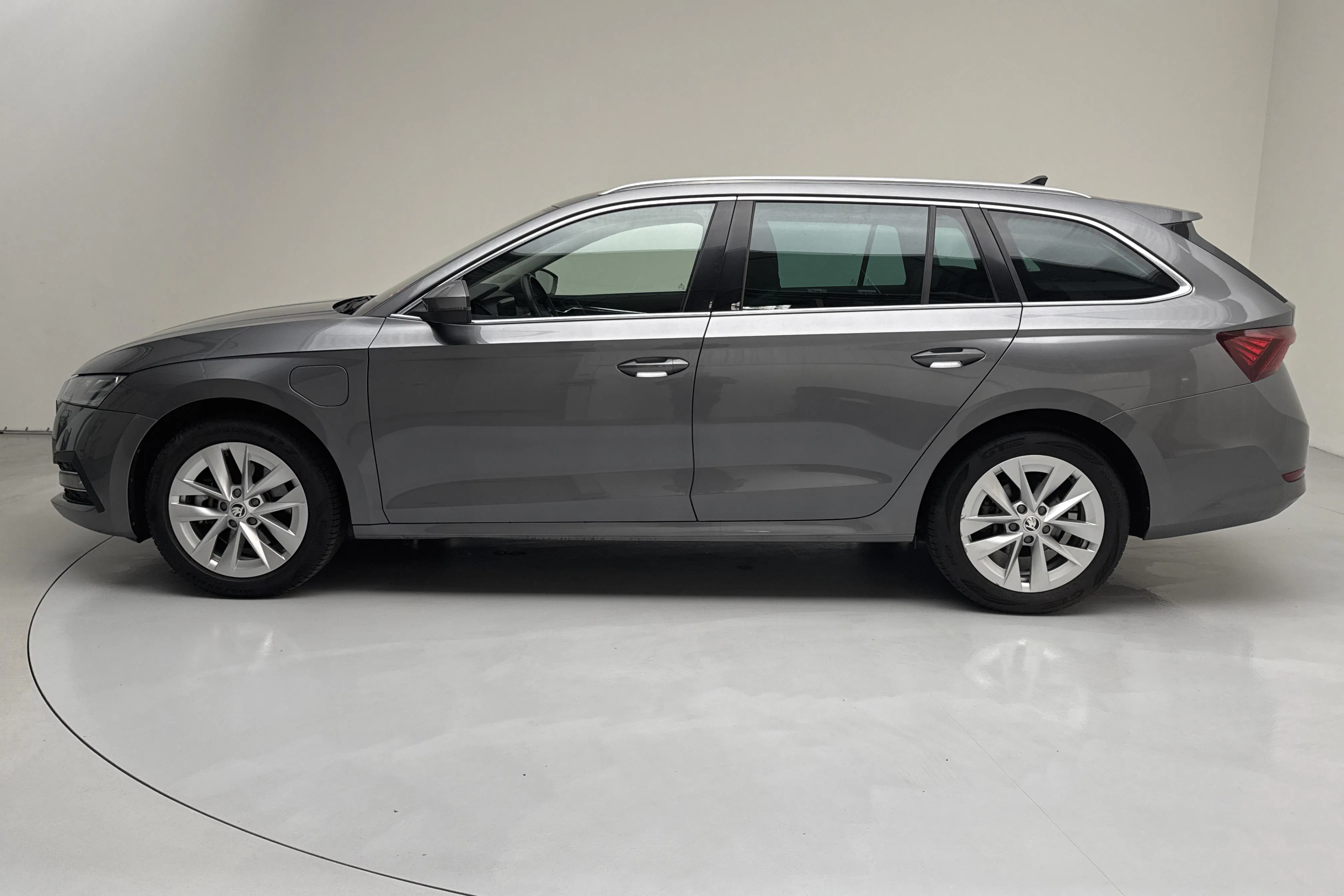Presentationsfoto 2 av 16: Skoda Octavia 1.4 iV PHEV Combi (204hk) - 5 833 mil - Automat - grå - 2023