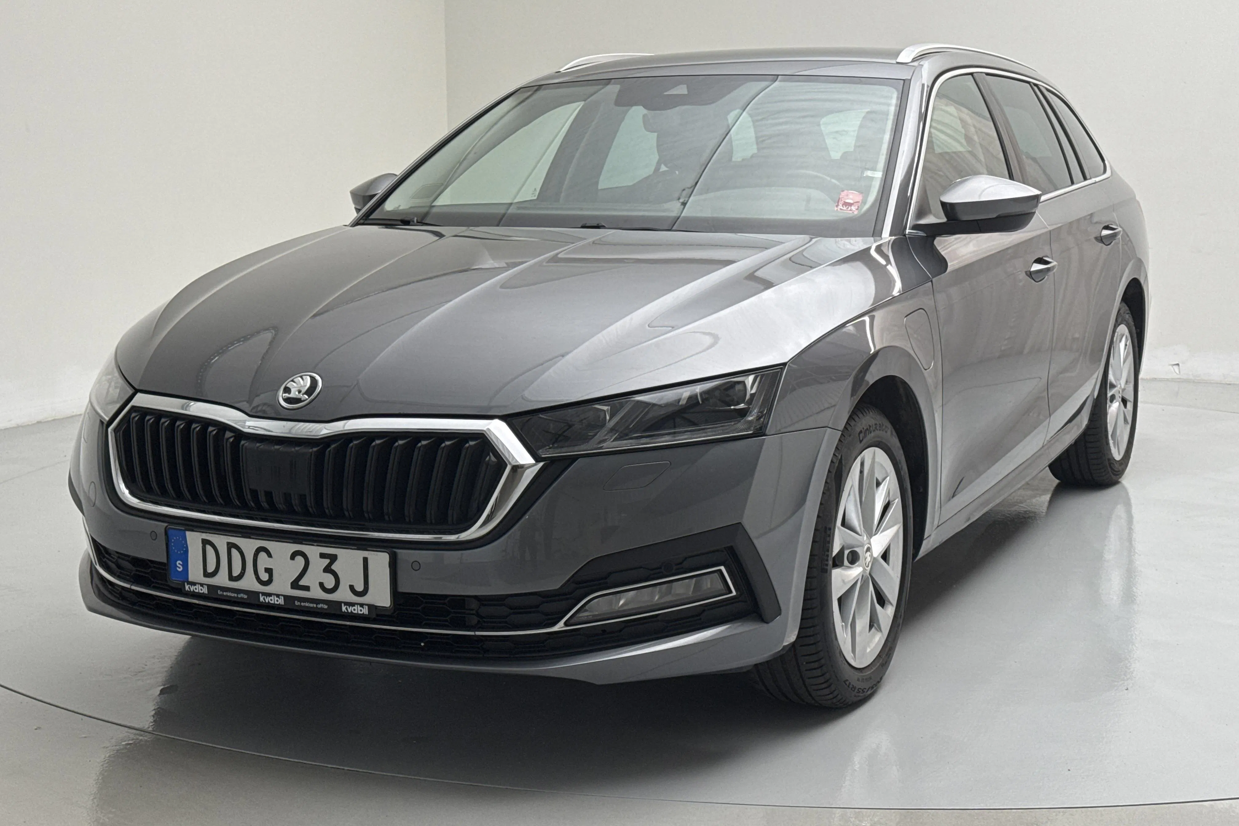Presentationsfoto 1 av 16: Skoda Octavia 1.4 iV PHEV Combi (204hk) - 5 833 mil - Automat - grå - 2023