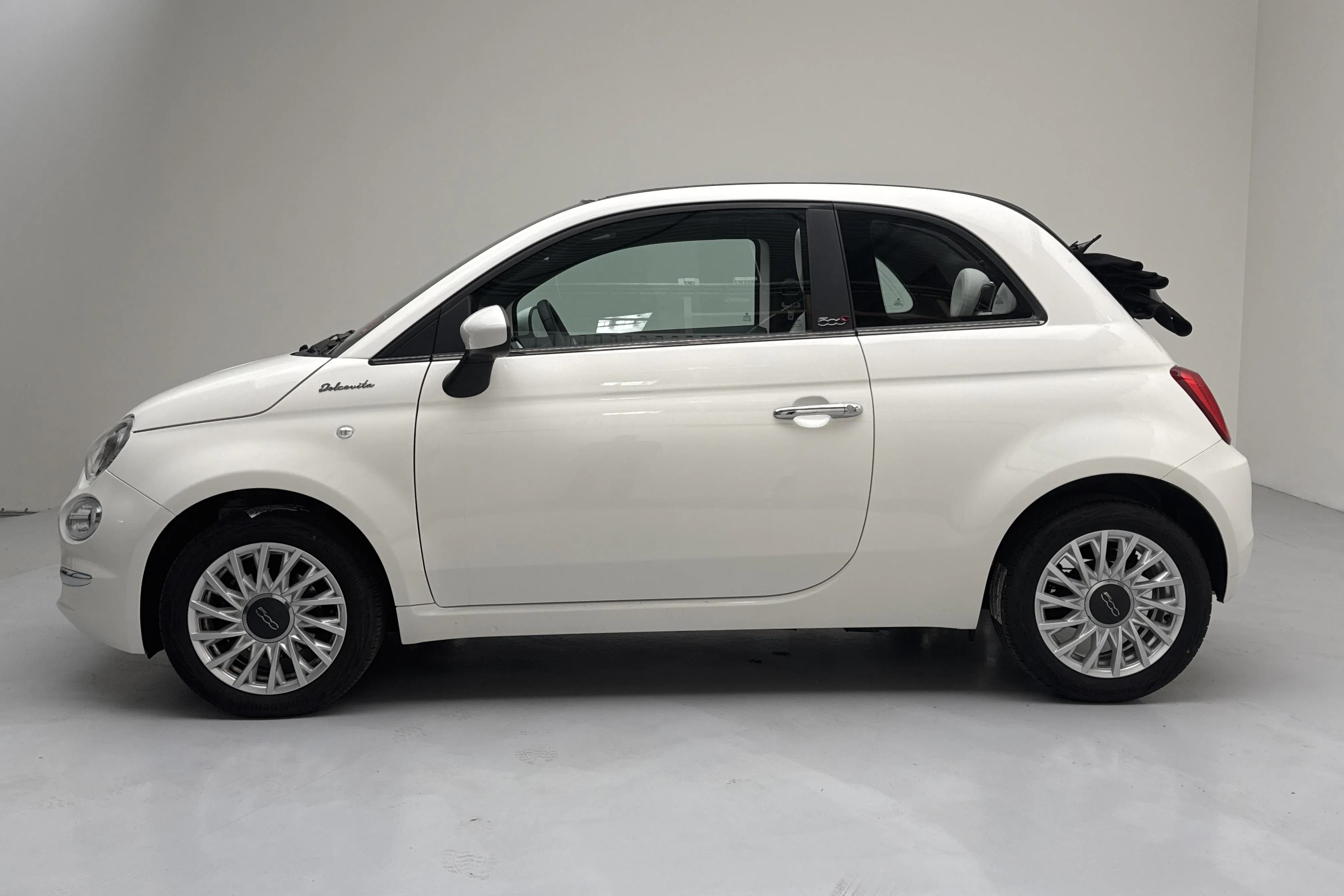 Presentationsfoto 2 av 17: Fiat 500 Hybrid Cab (70hk) - 3 295 mil - Manuell - vit - 2022